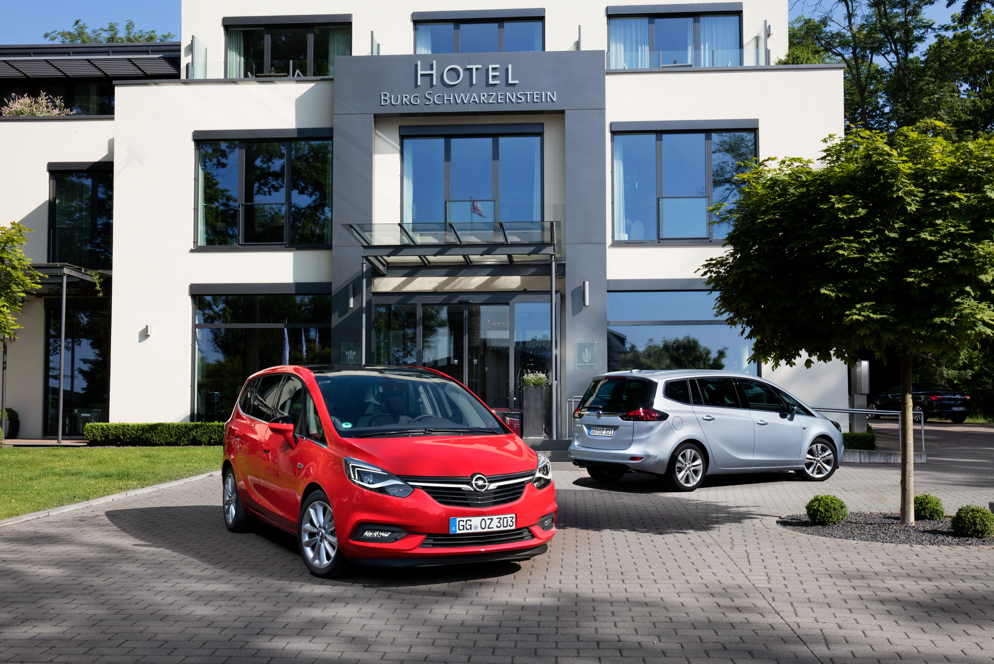Opel Zafira at Hotel Burg Schwarzenstein HD Wallpaper