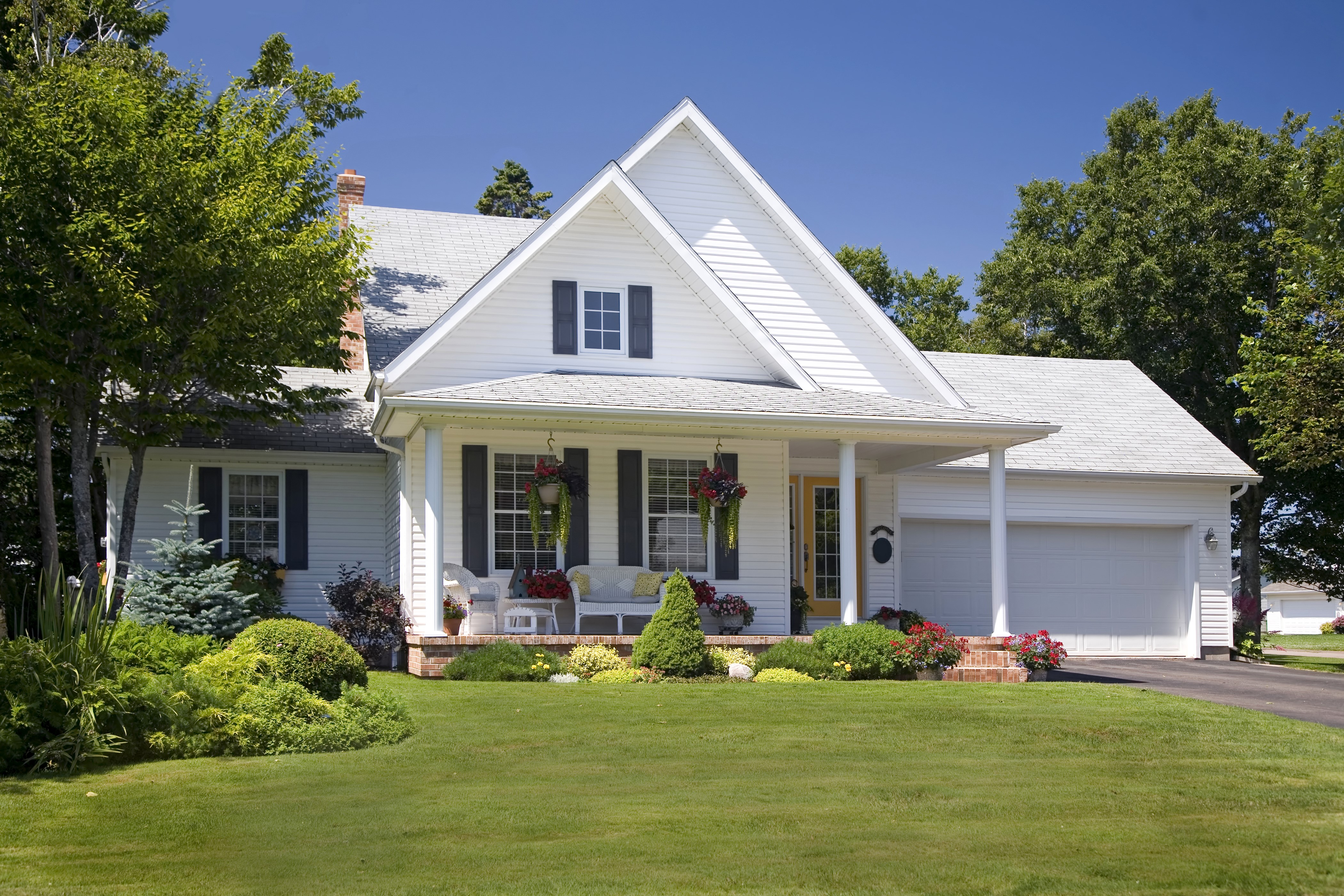White house with lawn and shrubs HD Wallpaper