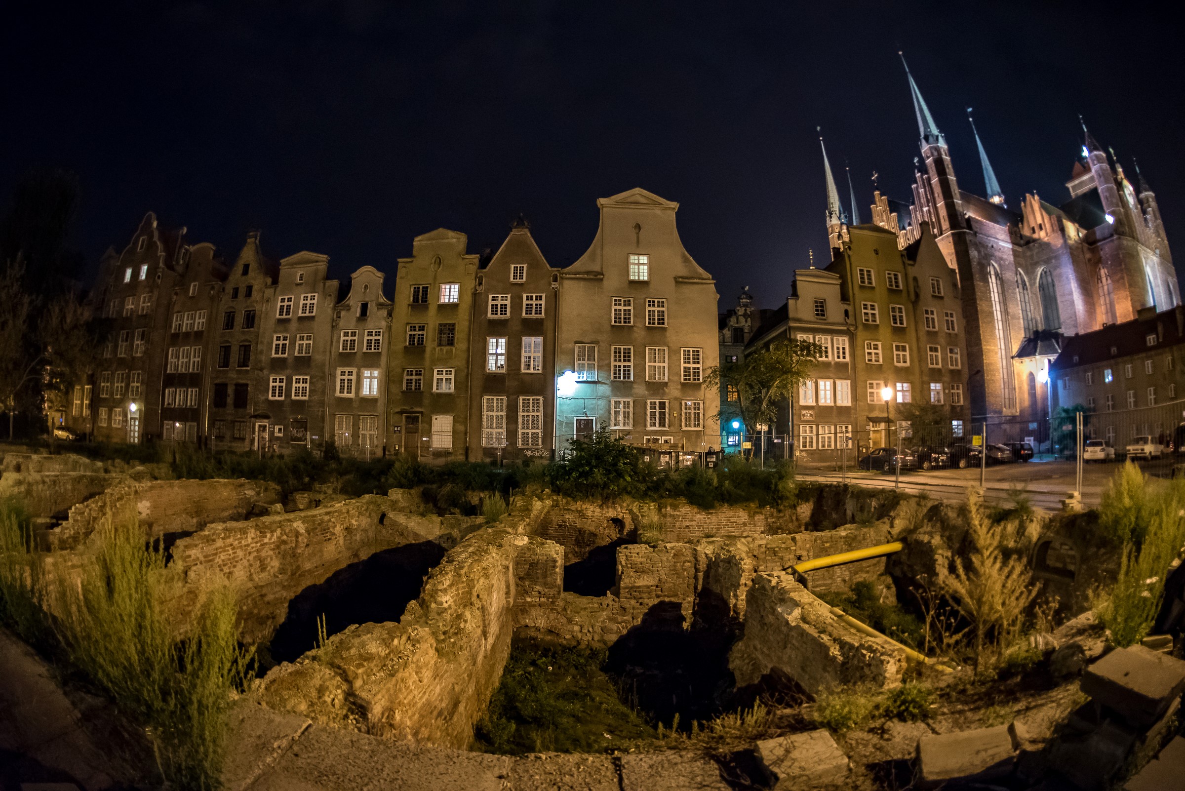 Ruins and historic buildings at night in Gdansk, Poland HD Wallpaper