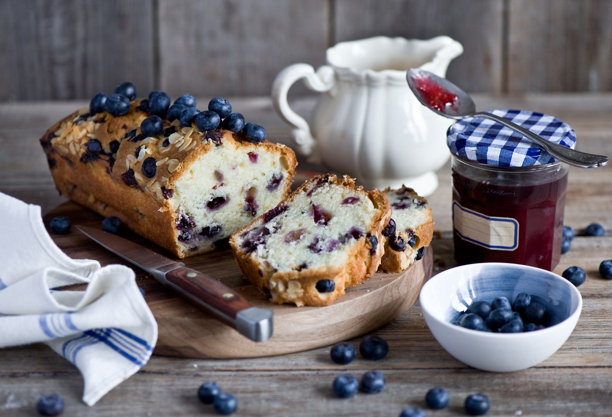 Blueberry pound cake with jam and fresh blueberries HD Wallpaper