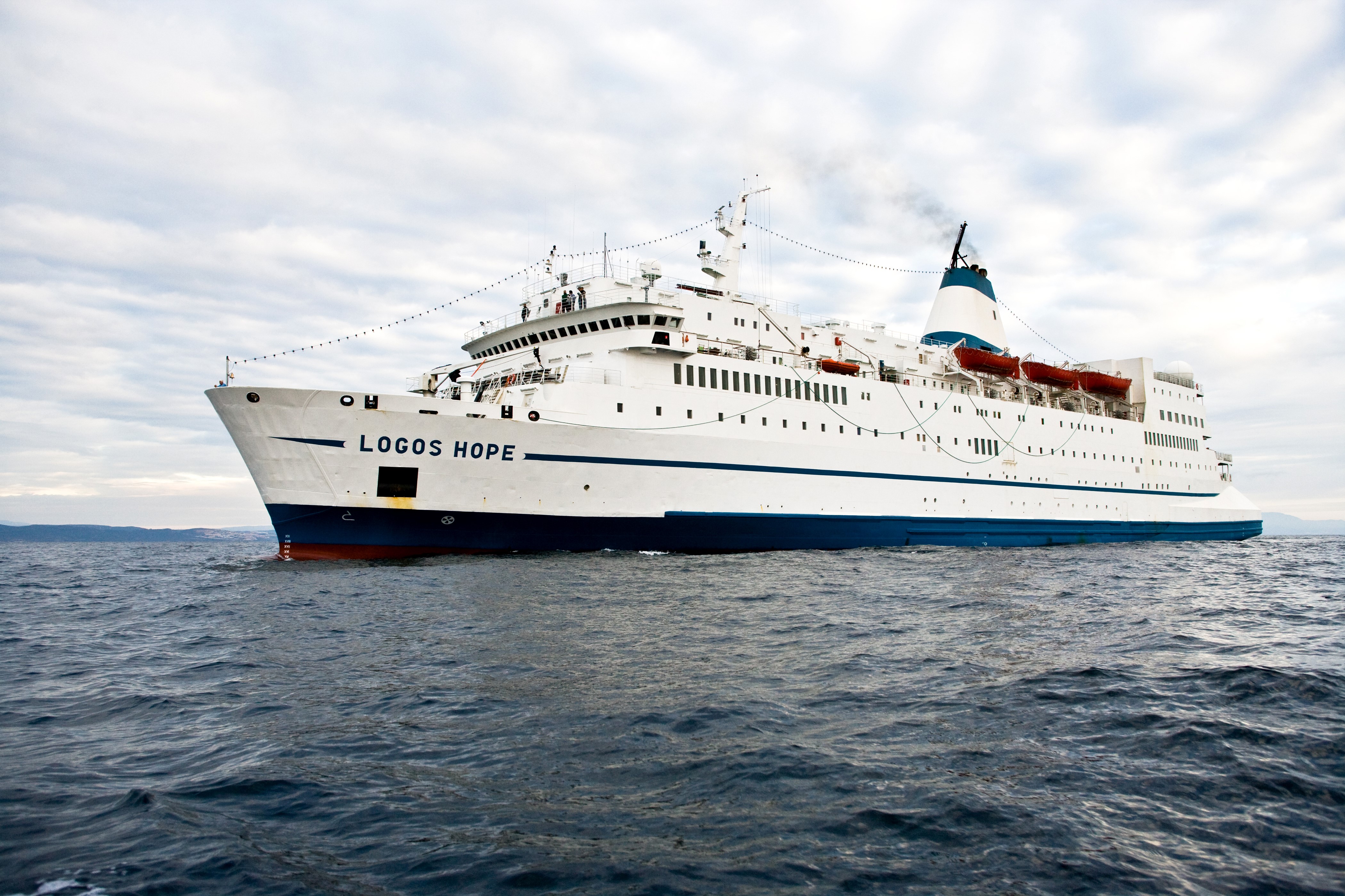 Logos Hope ship sailing on the sea HD Wallpaper