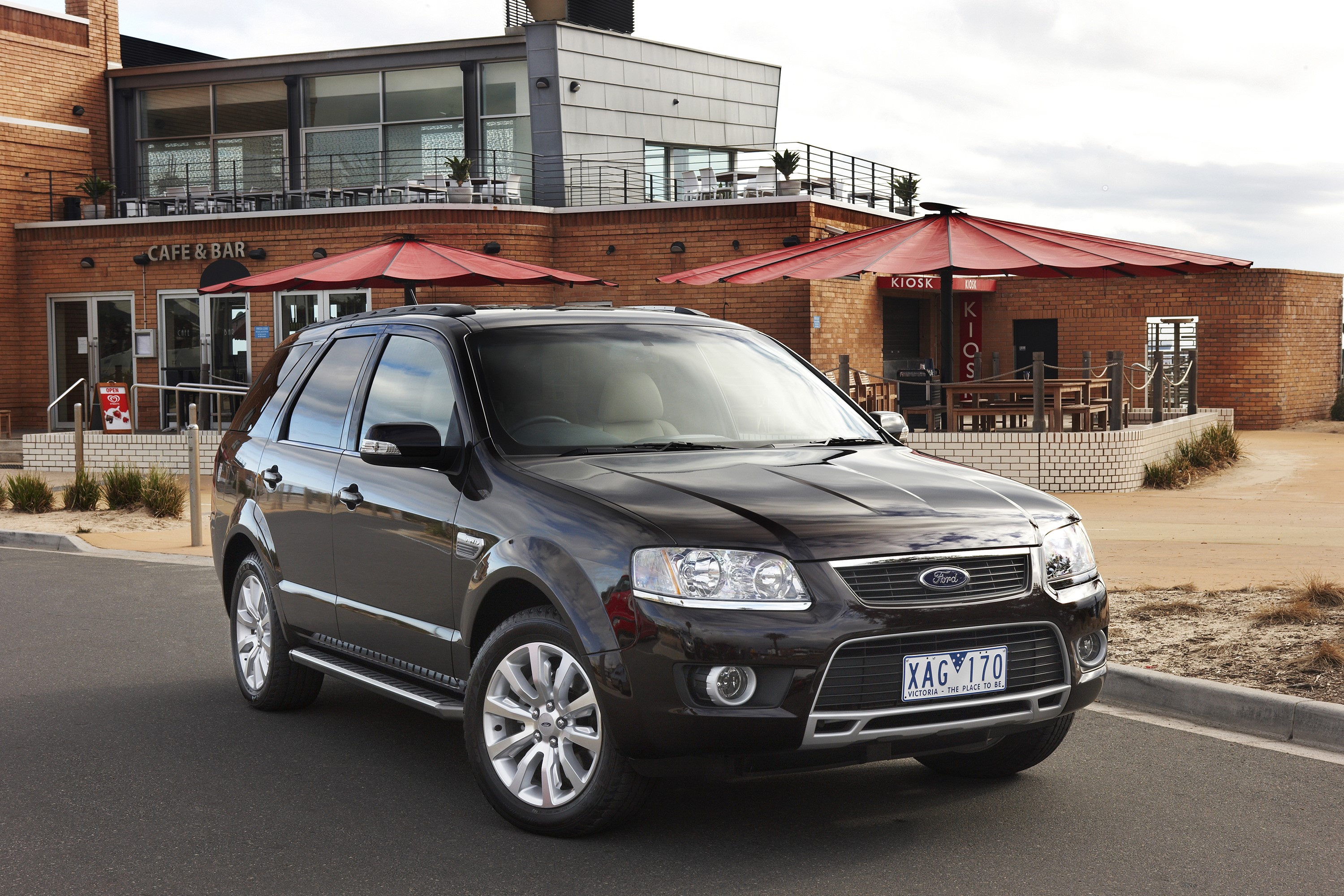 Ford Territory Ghia (SY) parked outside a cafe HD Wallpaper