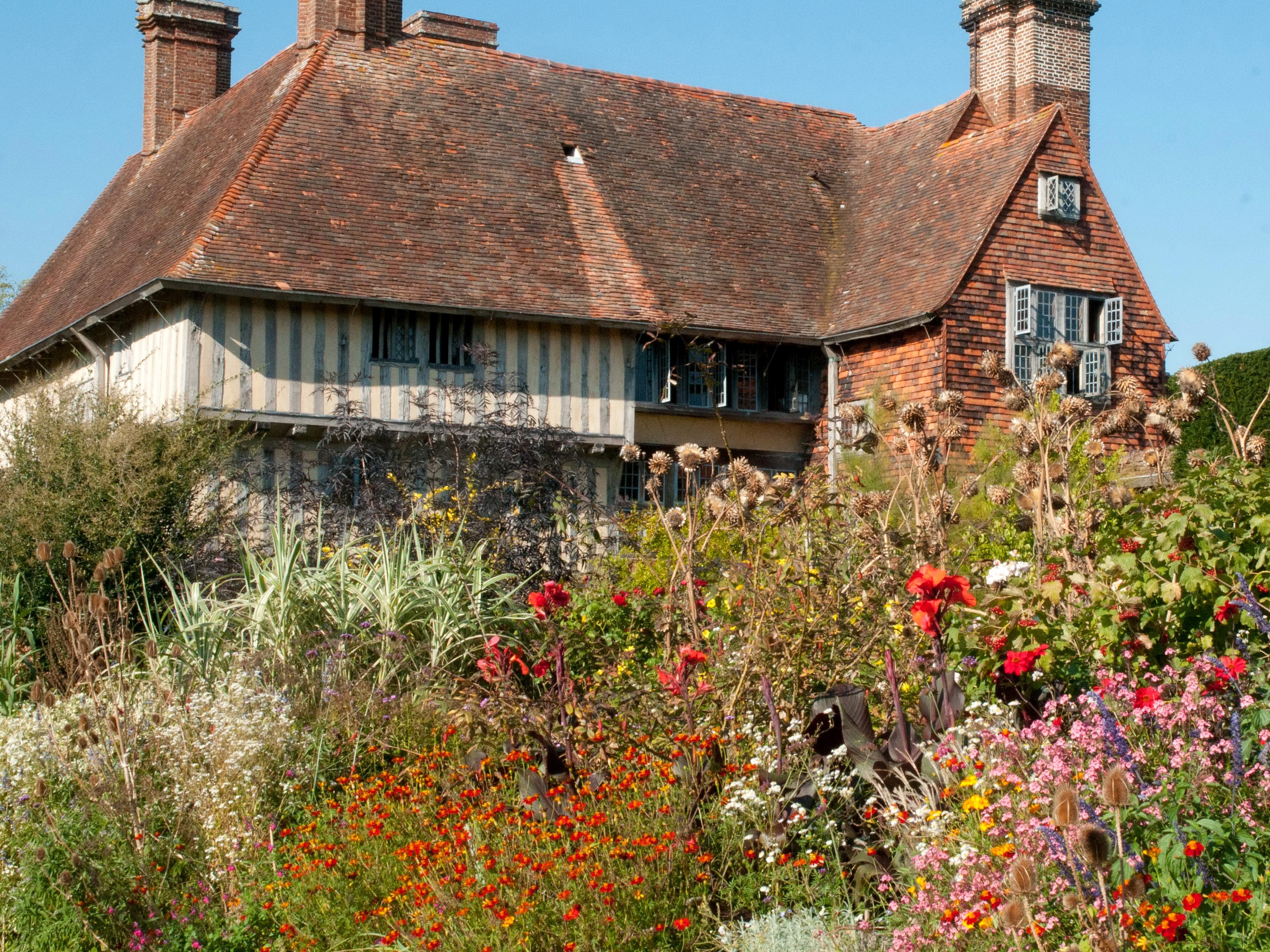 Timber-framed house with a colorful garden in the Cotswolds HD Wallpaper