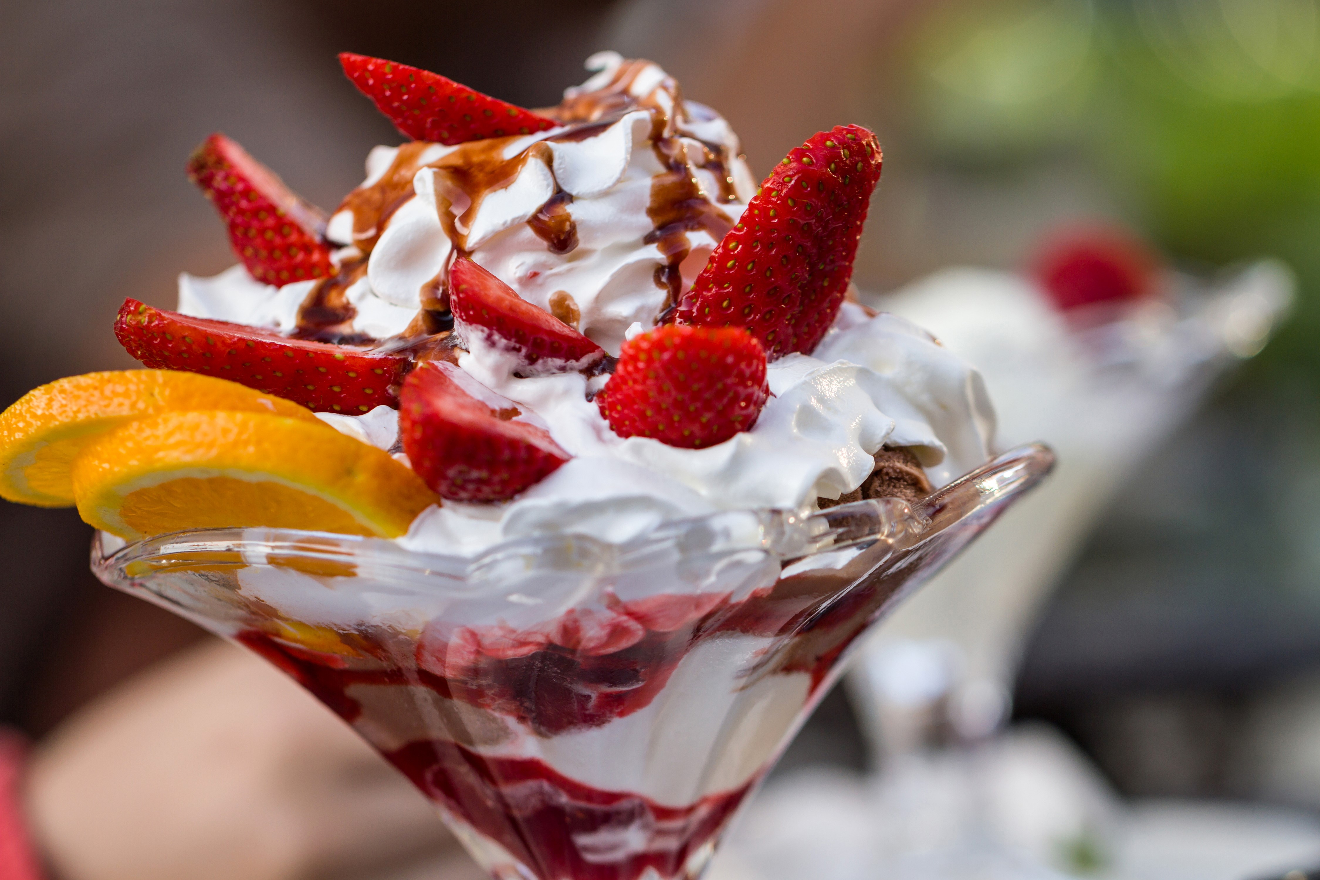 Ice cream sundae with strawberries and chocolate sauce HD Wallpaper