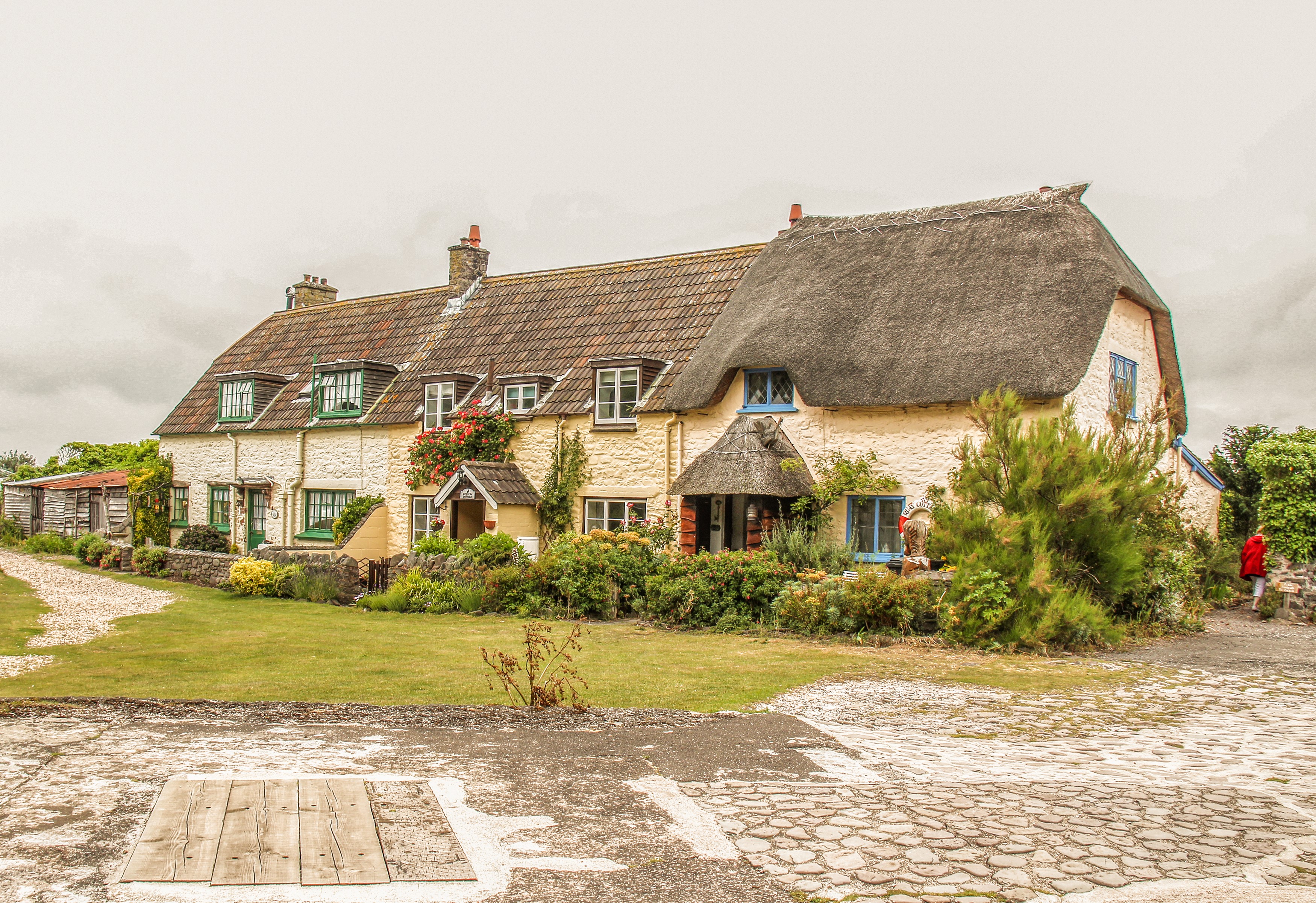 Thatched roof cottages in Porlock Weir, England HD Wallpaper