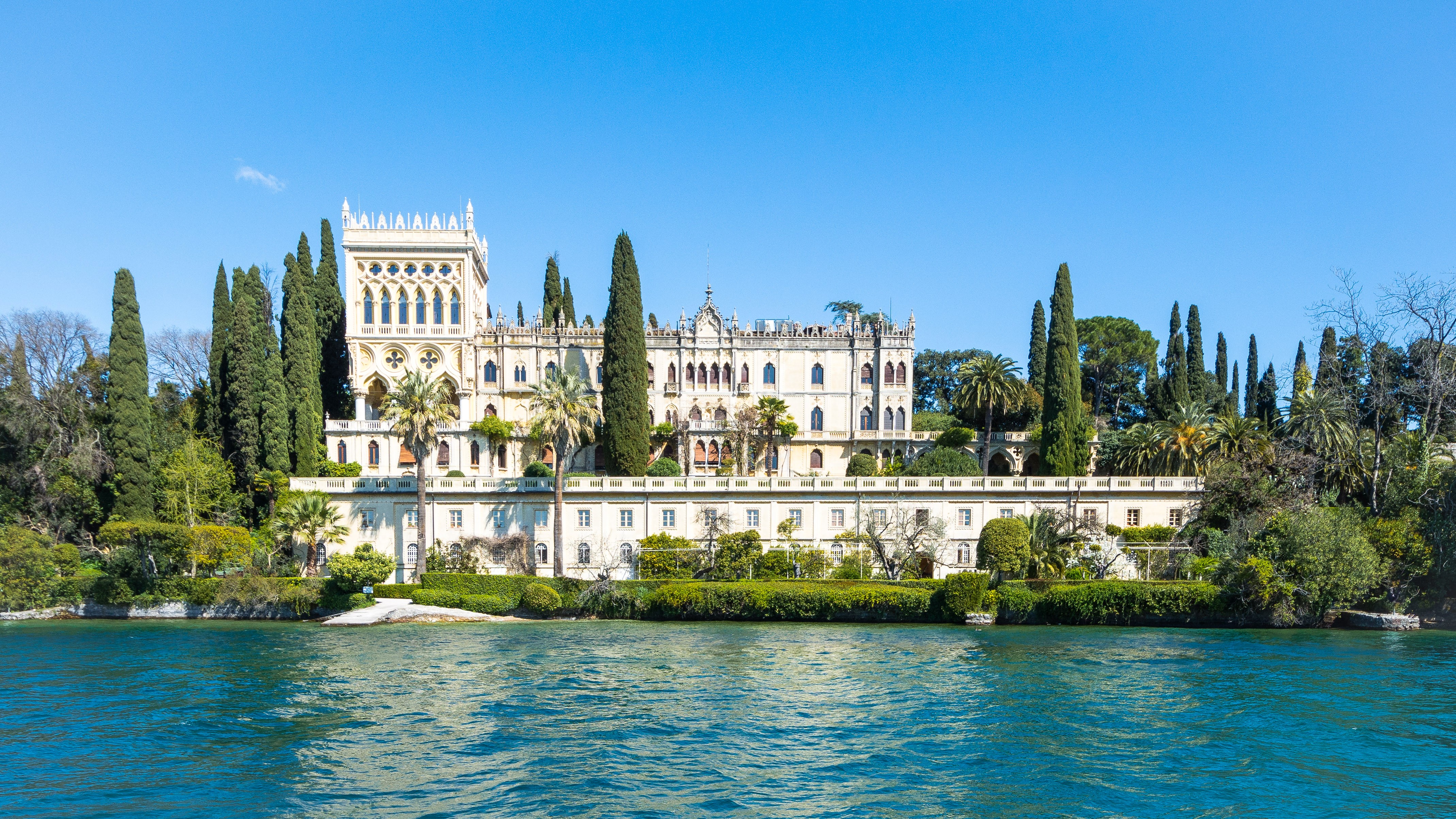 Isola del Garda, Italy, a grand villa on the coast HD Wallpaper