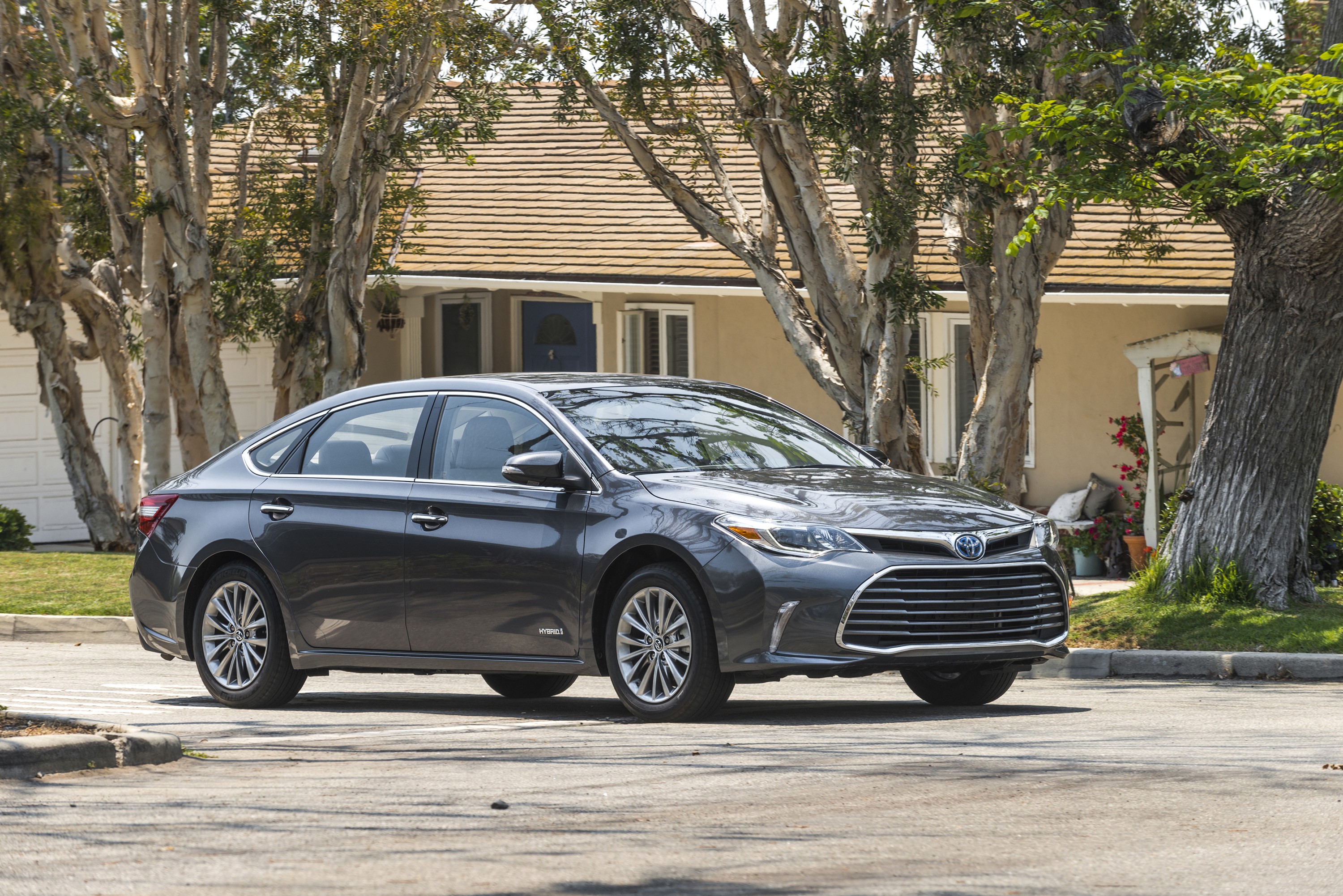 2016 Toyota Avalon Hybrid Sedan HD Wallpaper