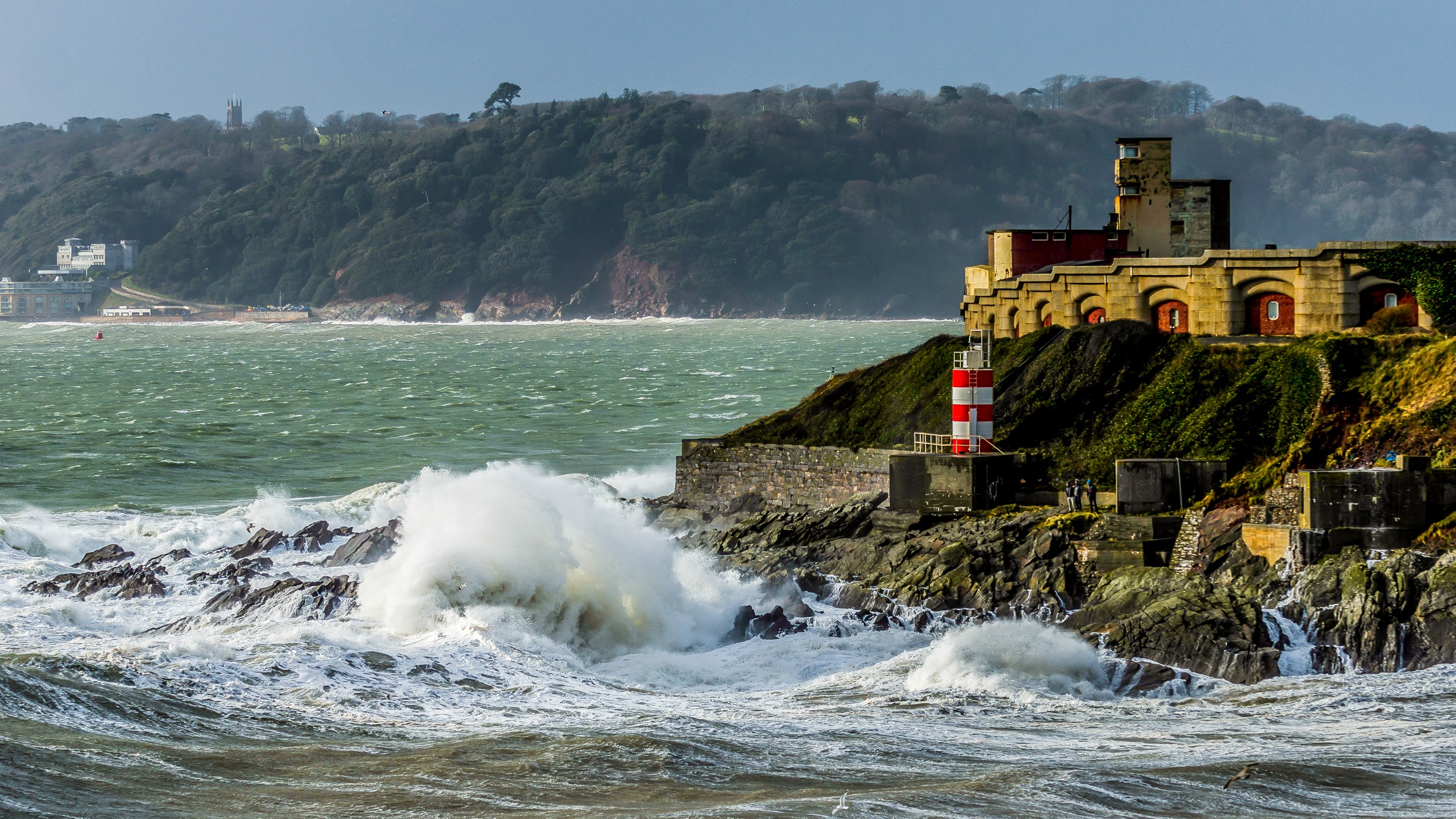 Fort Bovisand, United Kingdom, with lighthouse and waves HD Wallpaper