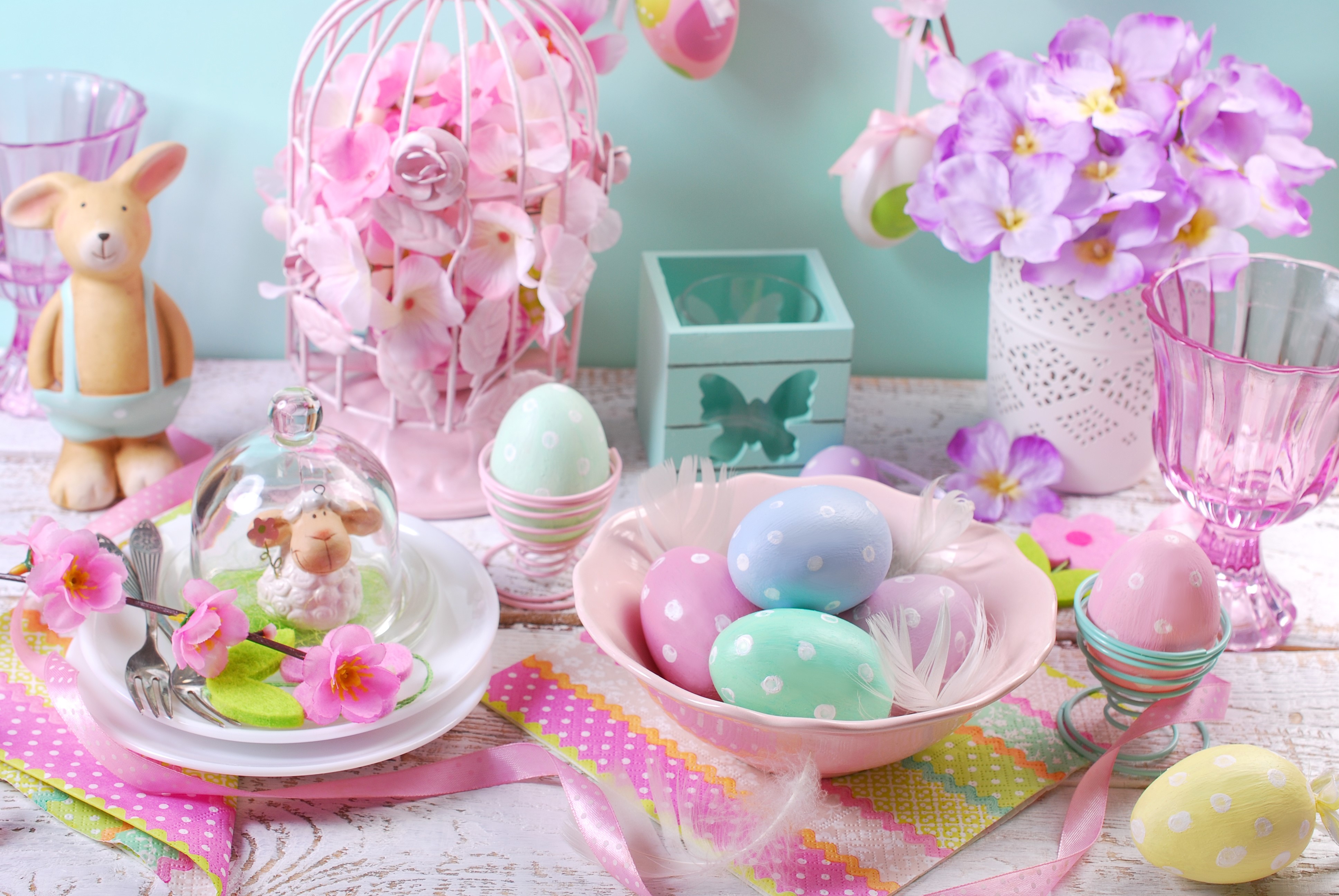 4K Easter Holiday Table Setting with Eggs HD Wallpaper