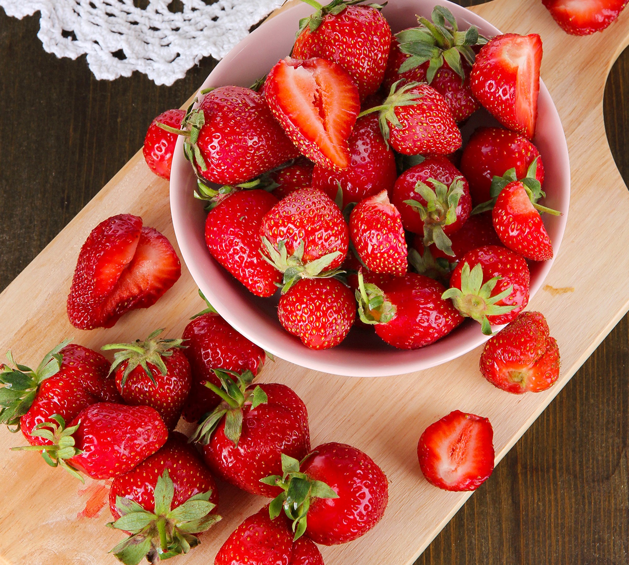 Bowl of fresh strawberries on a wooden board HD Wallpaper