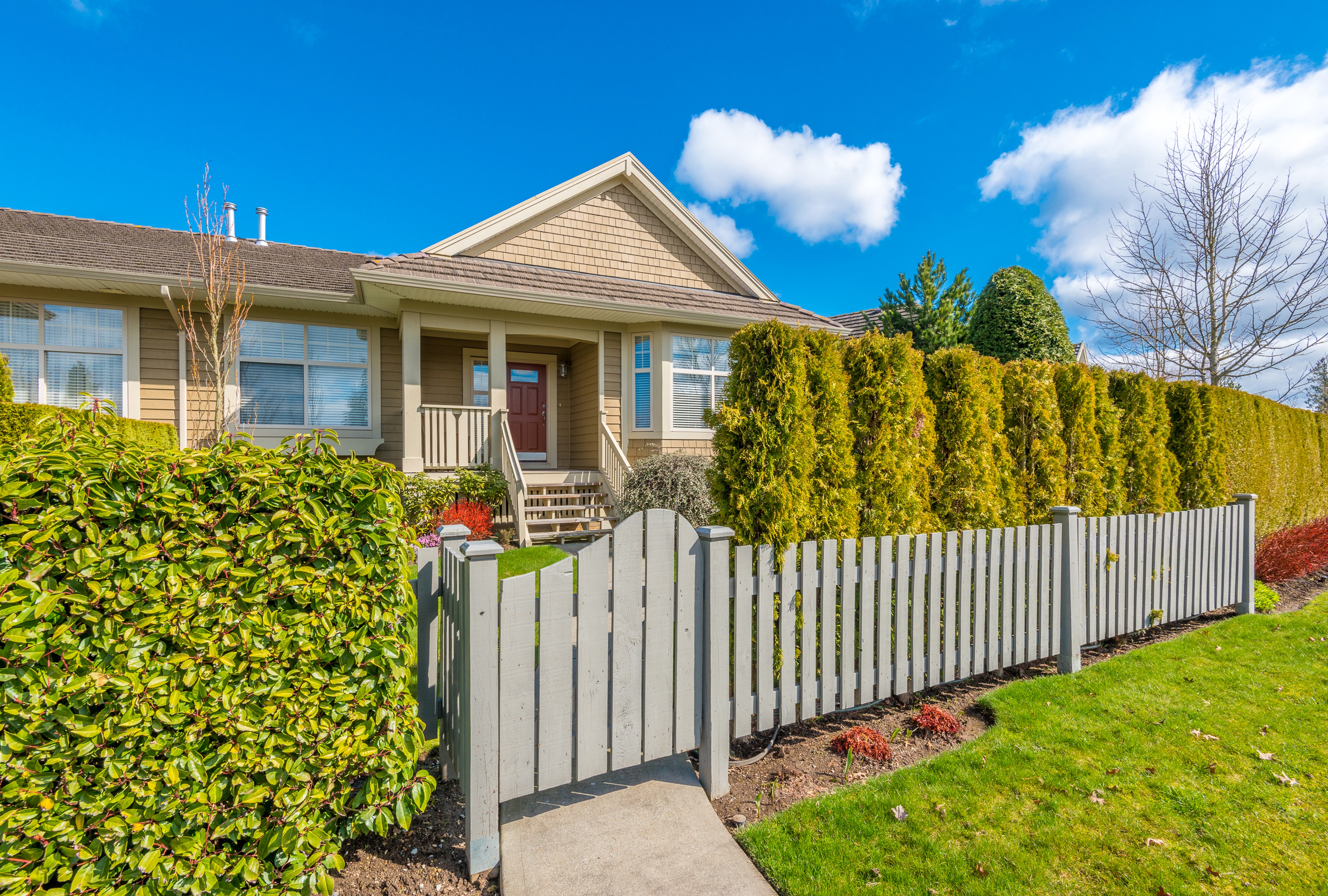 House with fence and shrubs HD Wallpaper