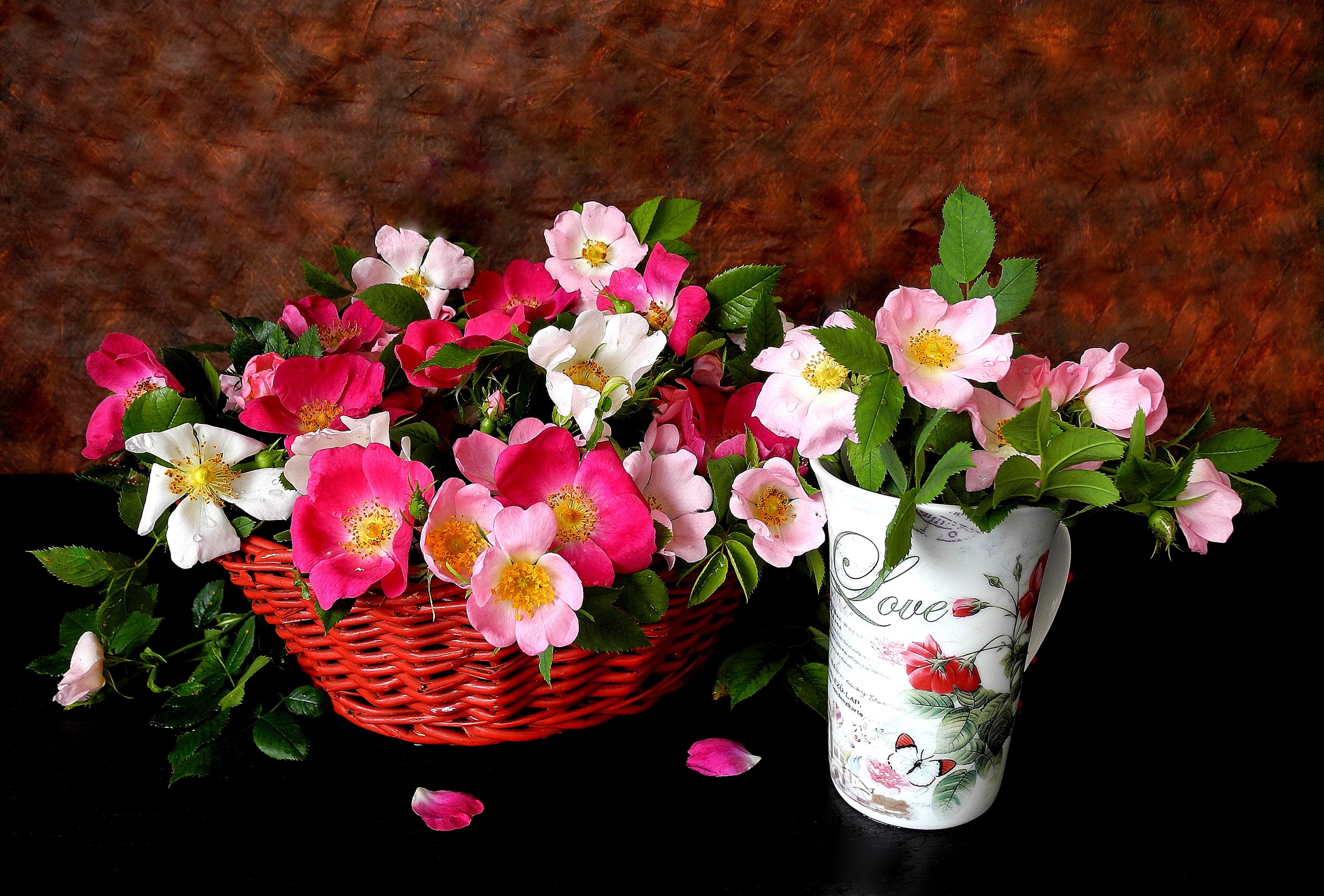 Pink and white roses in a basket and vase HD Wallpaper