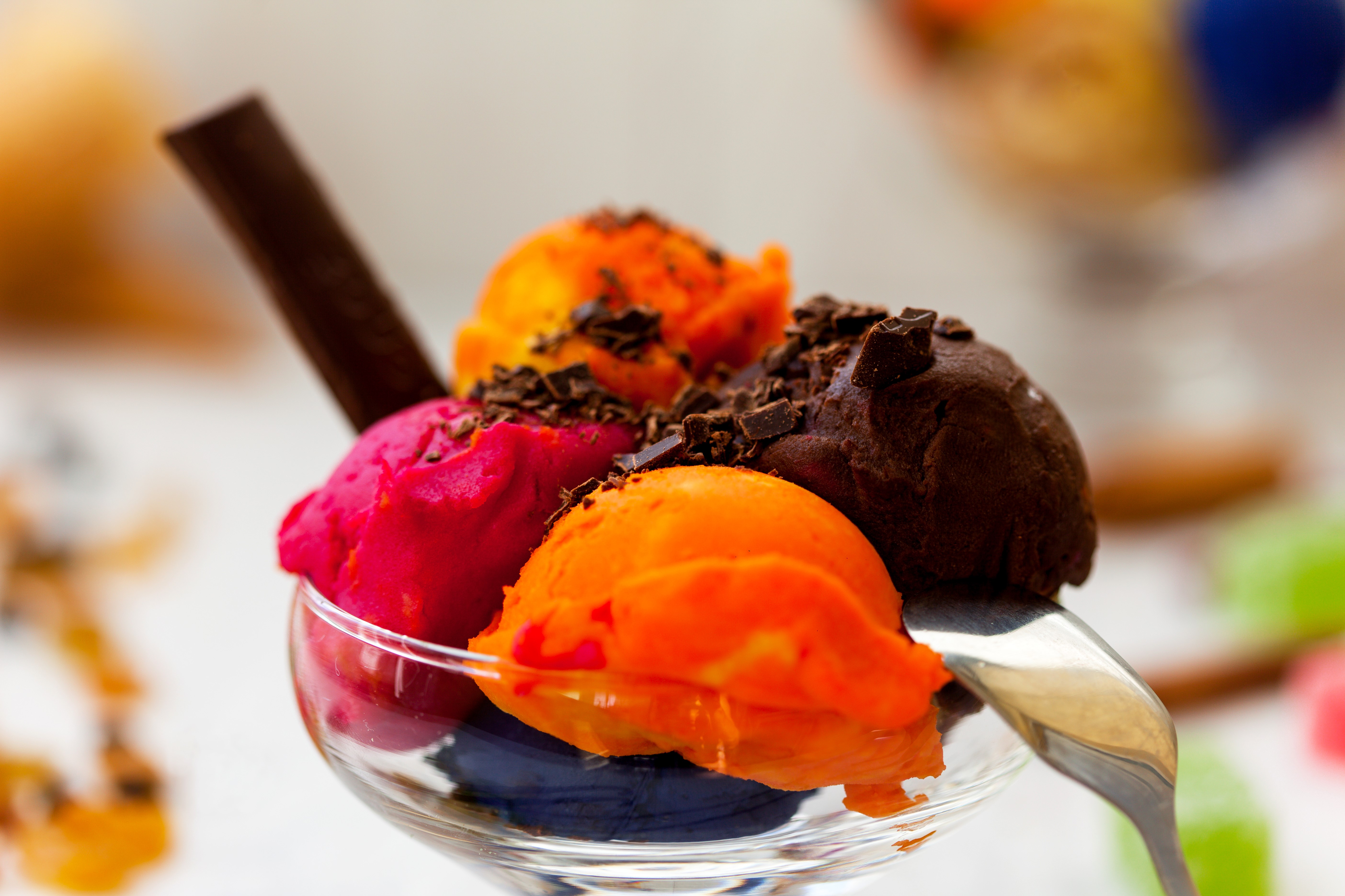 Ice cream sundae with chocolate and fruit flavors HD Wallpaper