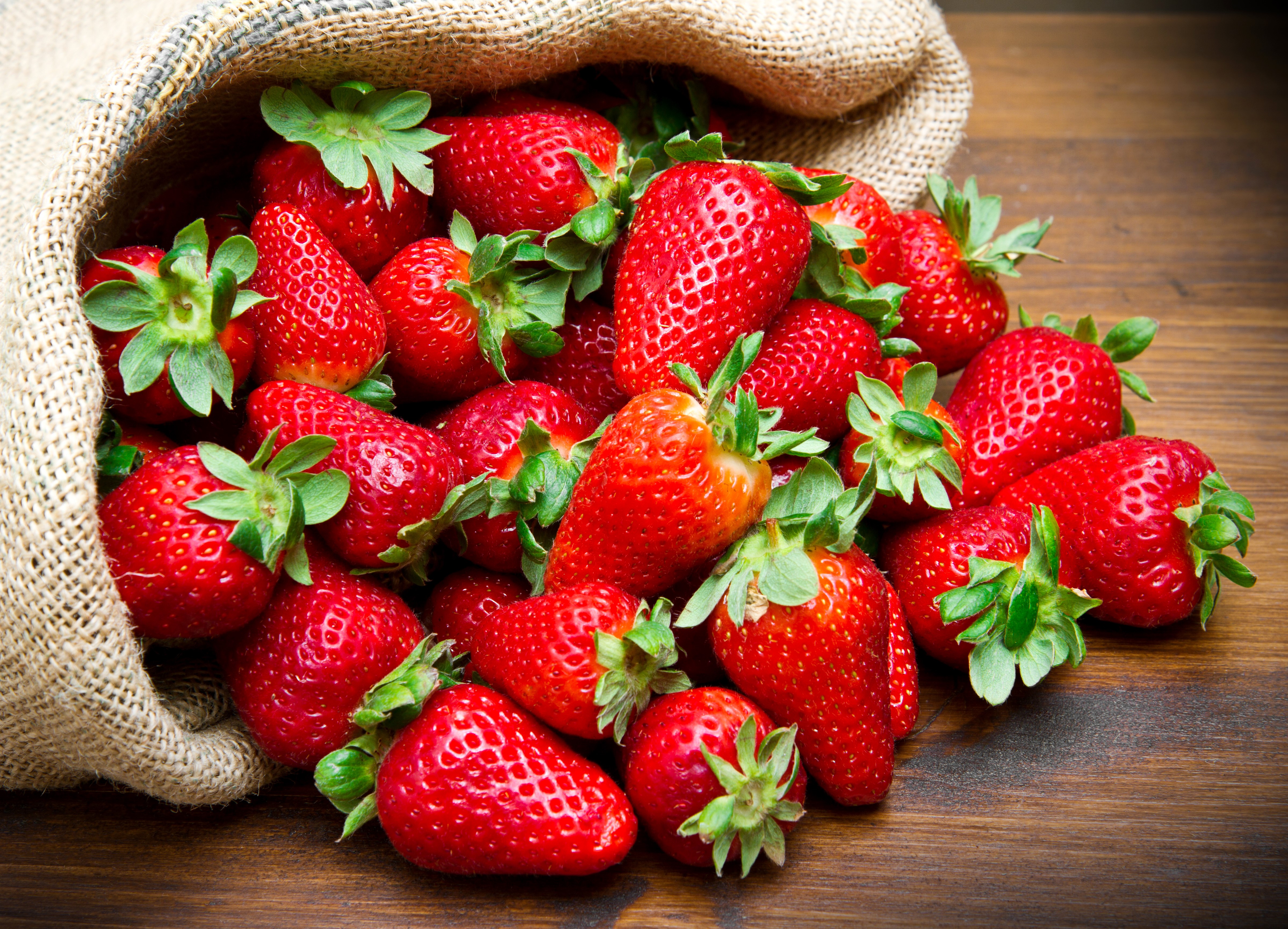 Strawberries in a burlap sack HD Wallpaper