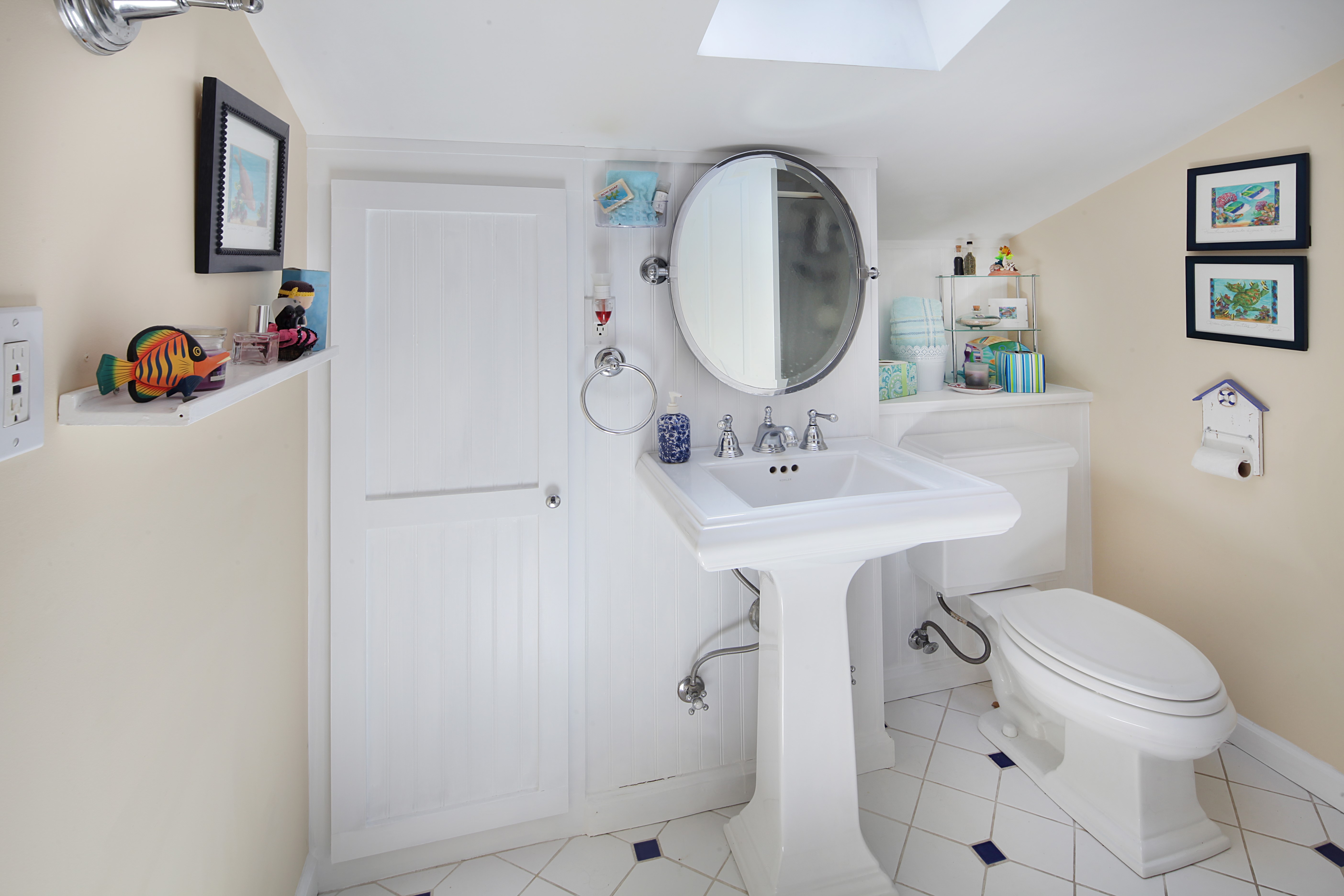 Bathroom with Pedestal Sink and Toilet HD Wallpaper