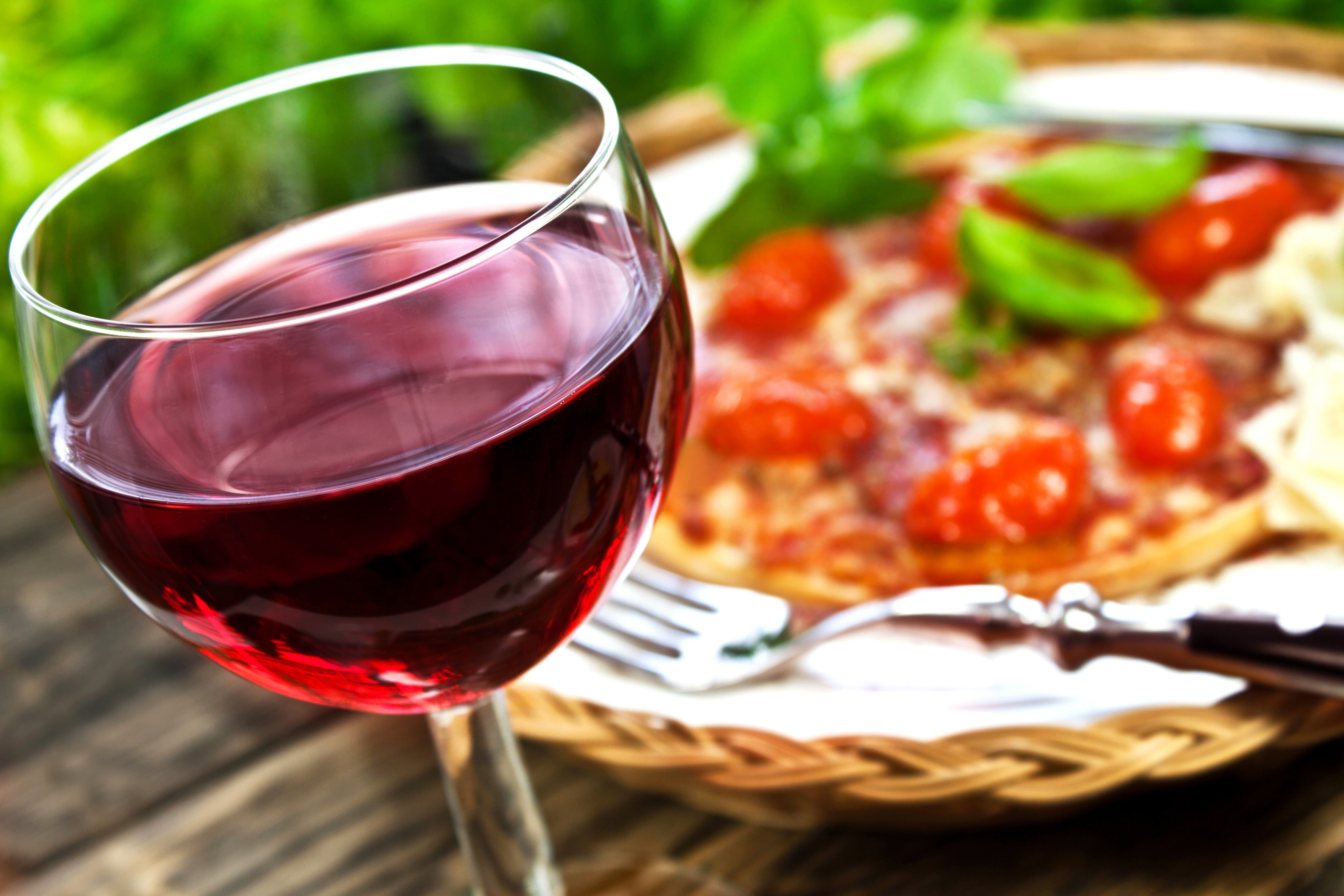 Glass of red wine and pizza HD Wallpaper
