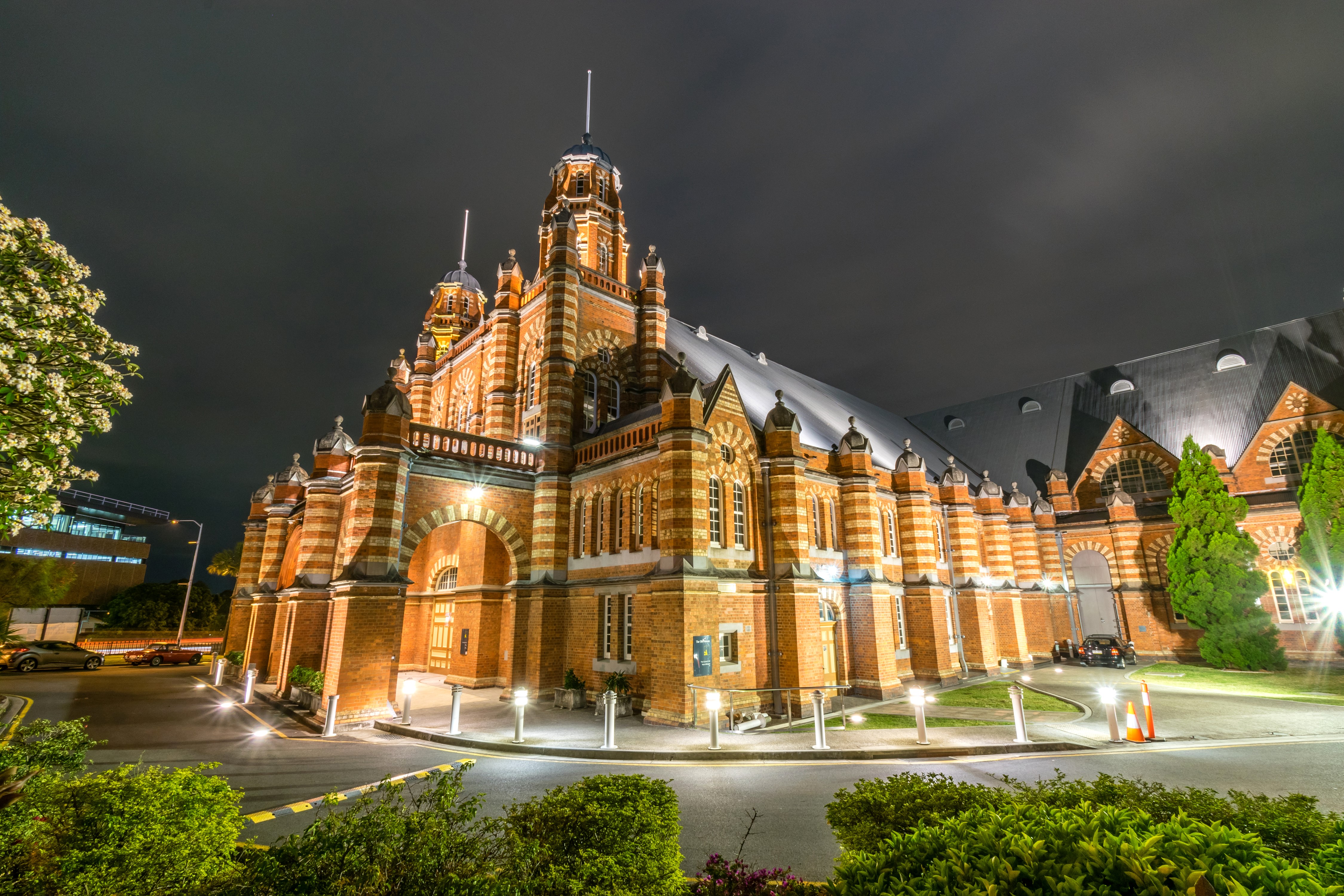 Museum at Night with Street Lights in Brisbane HD Wallpaper