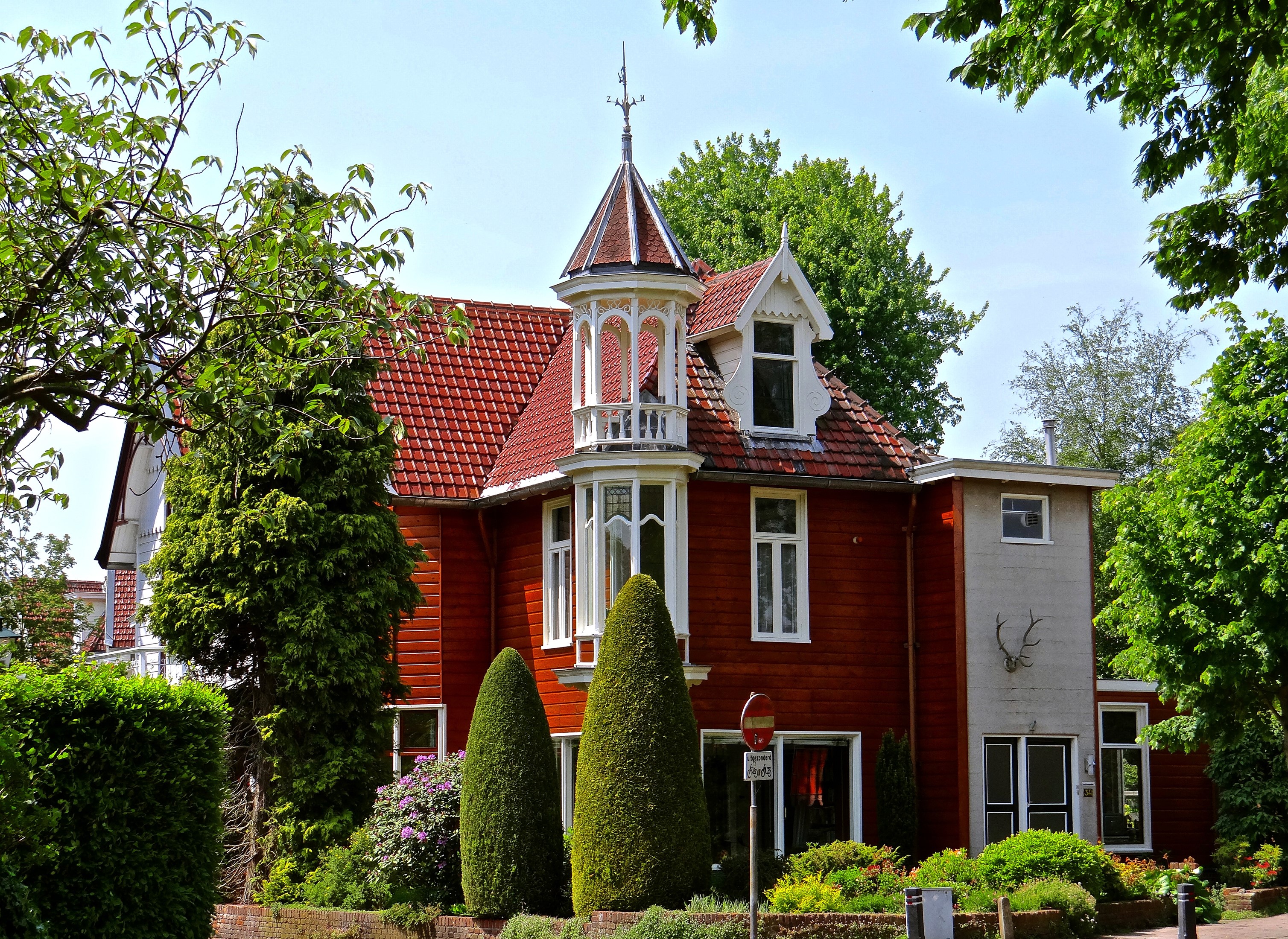 Red wooden house with turret in Naarden, Netherlands HD Wallpaper
