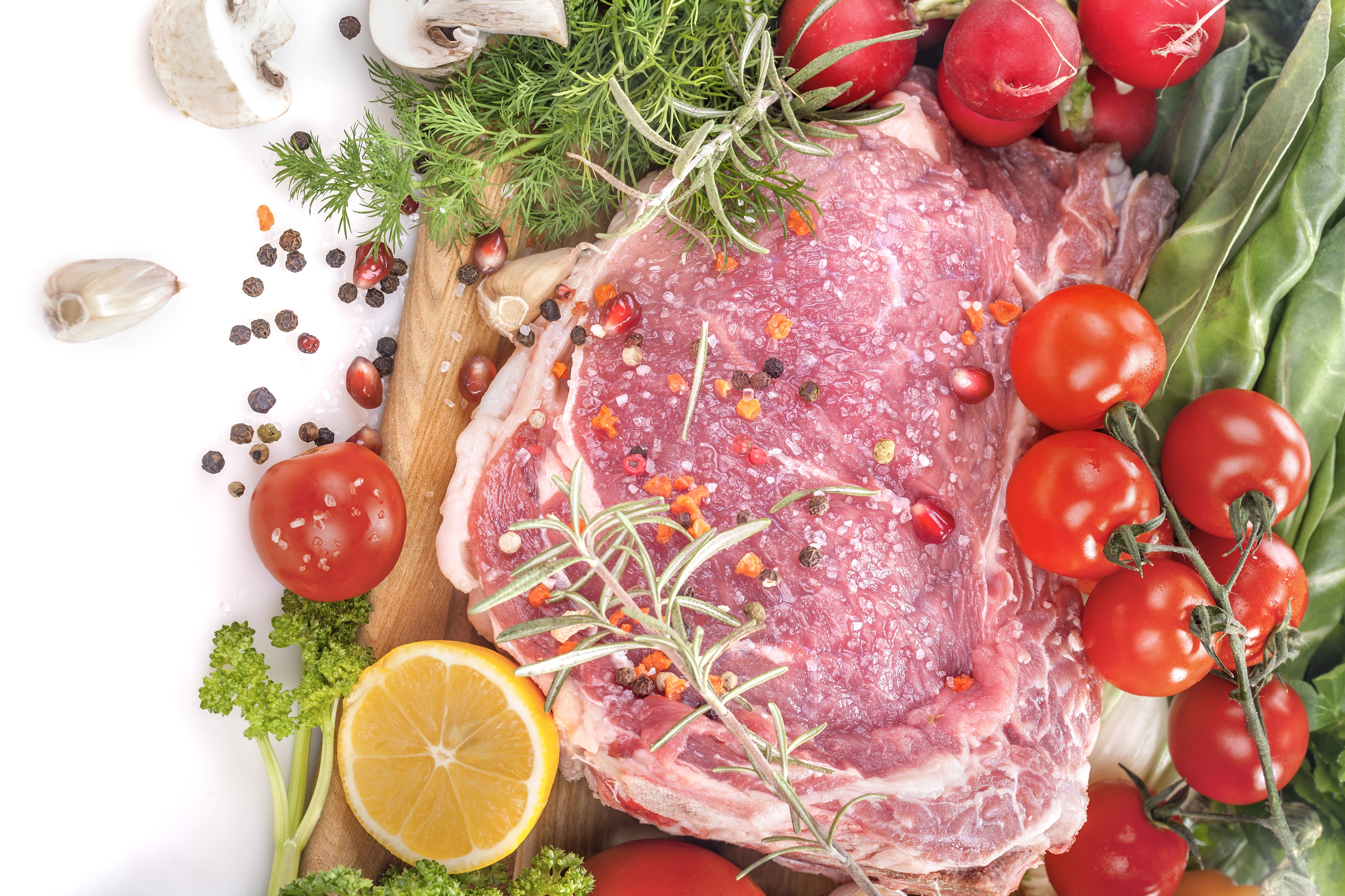 Raw steak with tomatoes, lemon, and herbs HD Wallpaper
