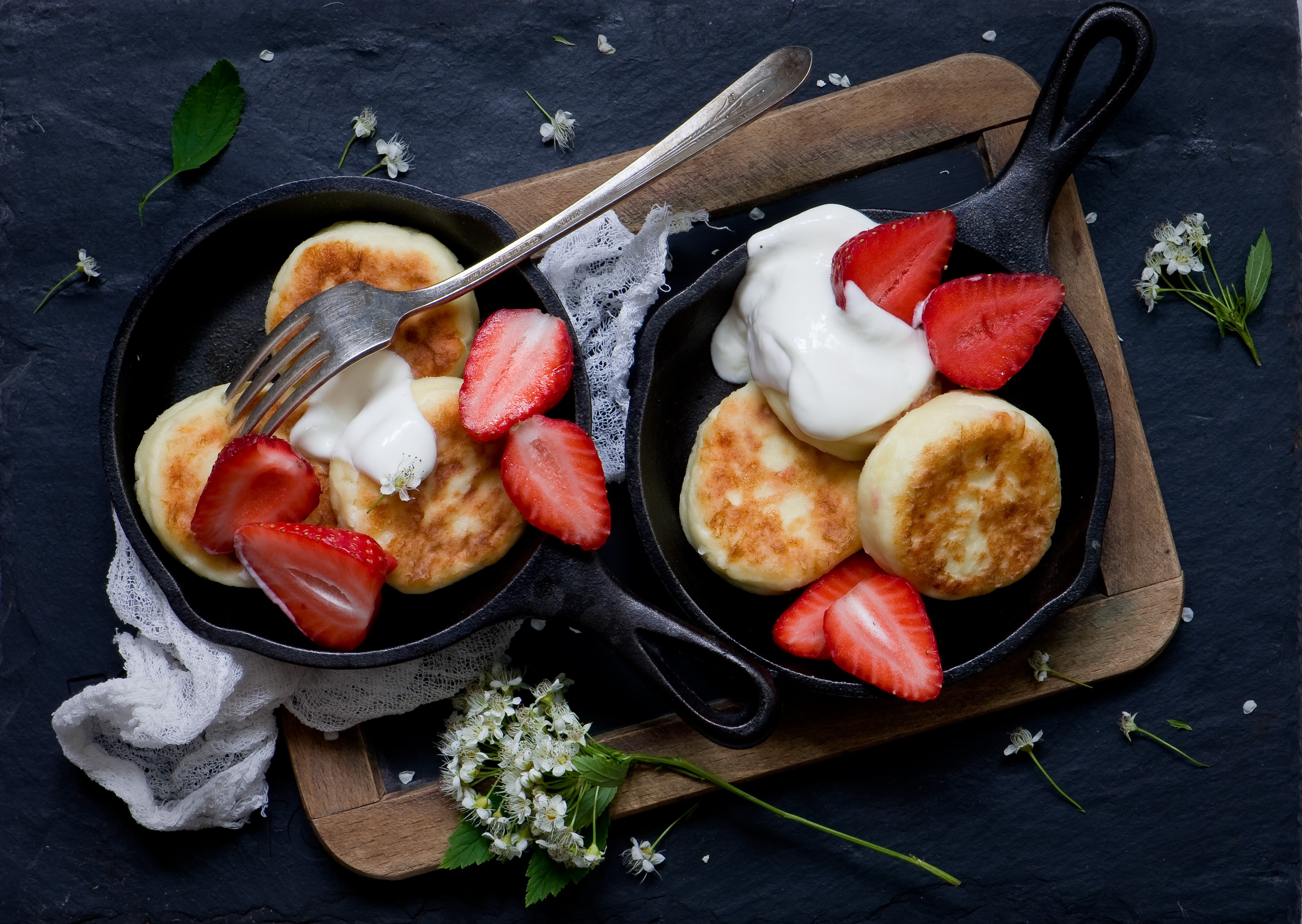 Pancakes with Strawberries and Cream HD Wallpaper