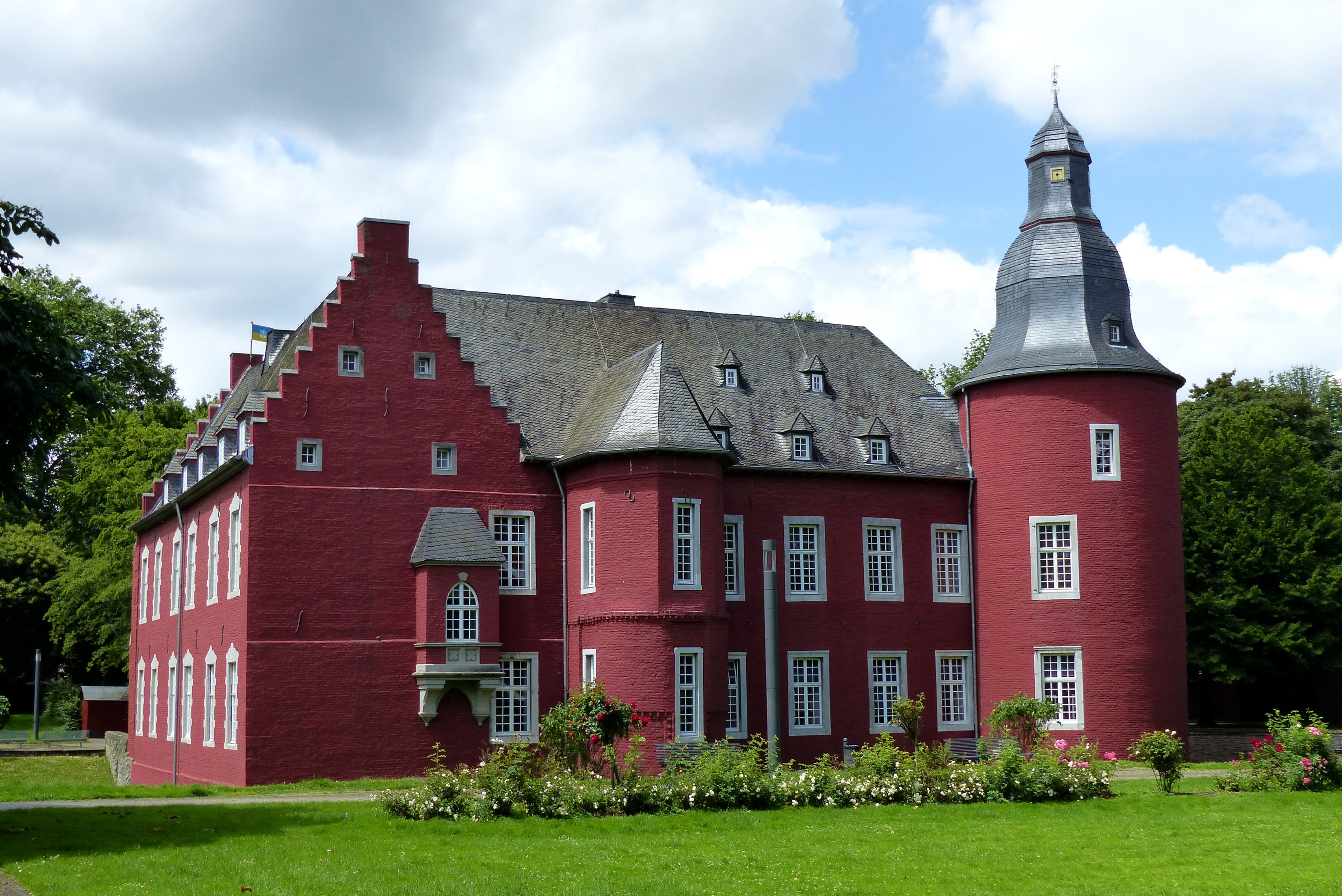 Burg Alsdorf castle in Germany with green lawn HD Wallpaper