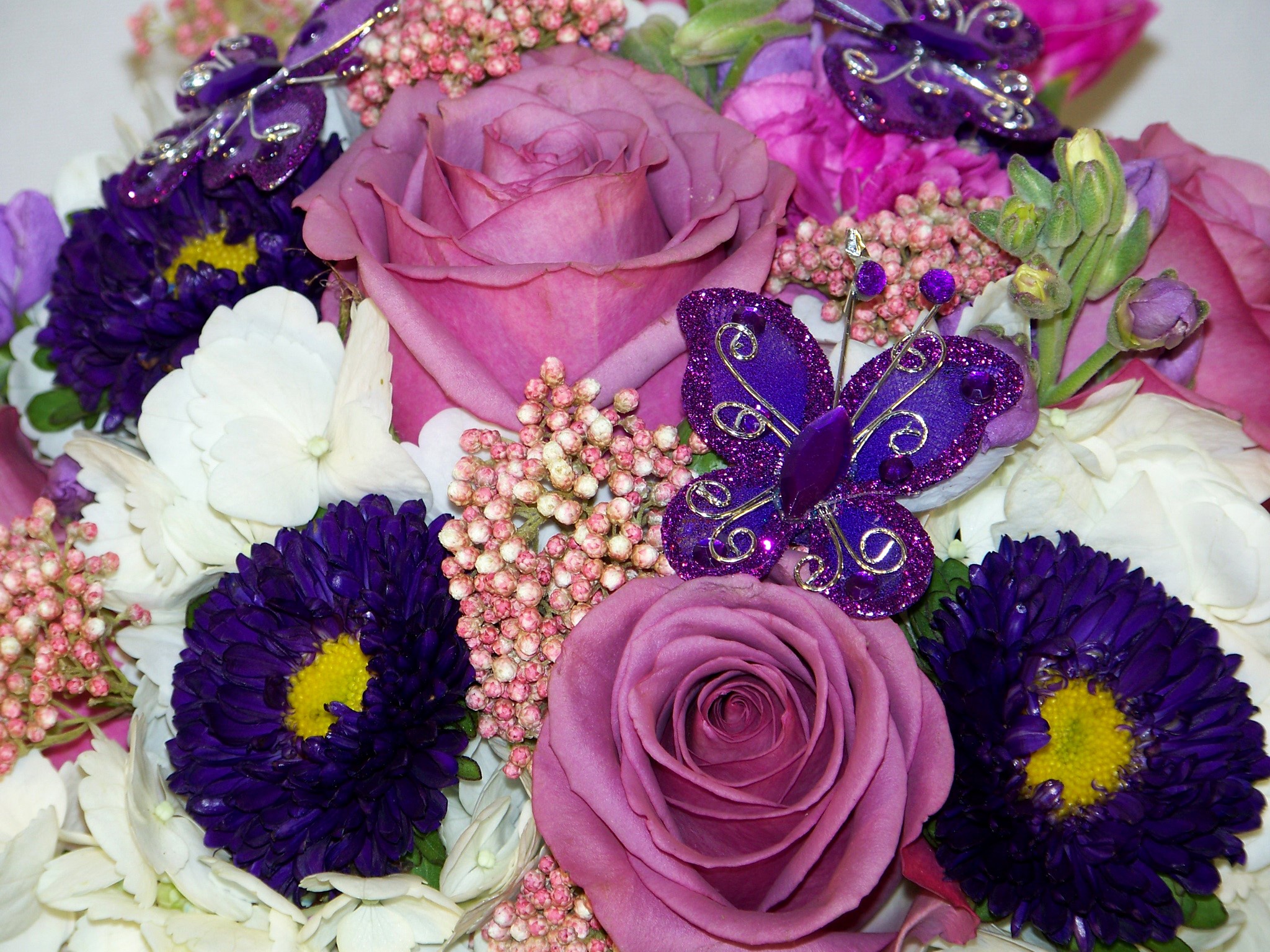 Purple and pink floral arrangement with butterflies HD Wallpaper