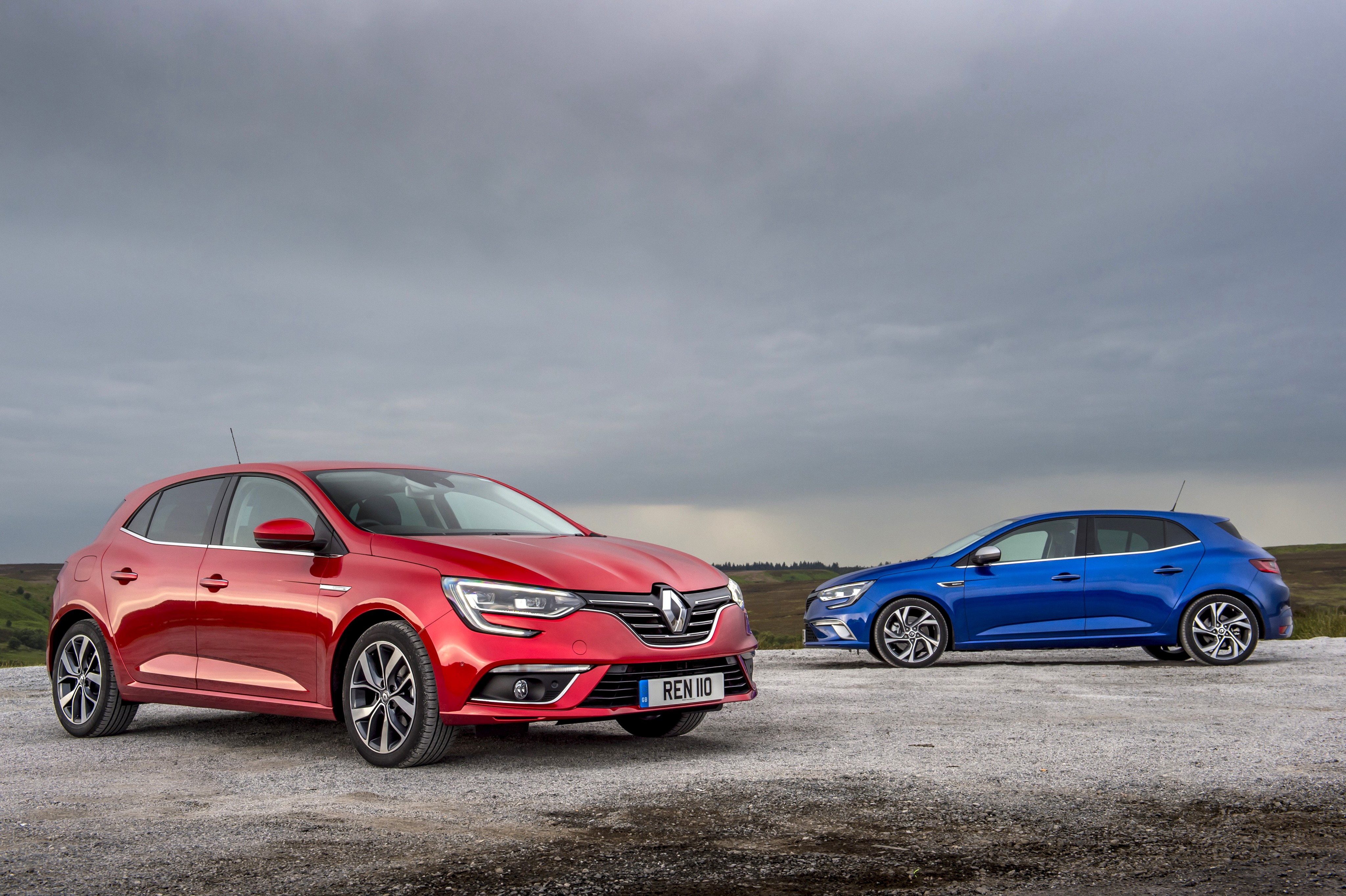 Two Renault Megane cars HD Wallpaper