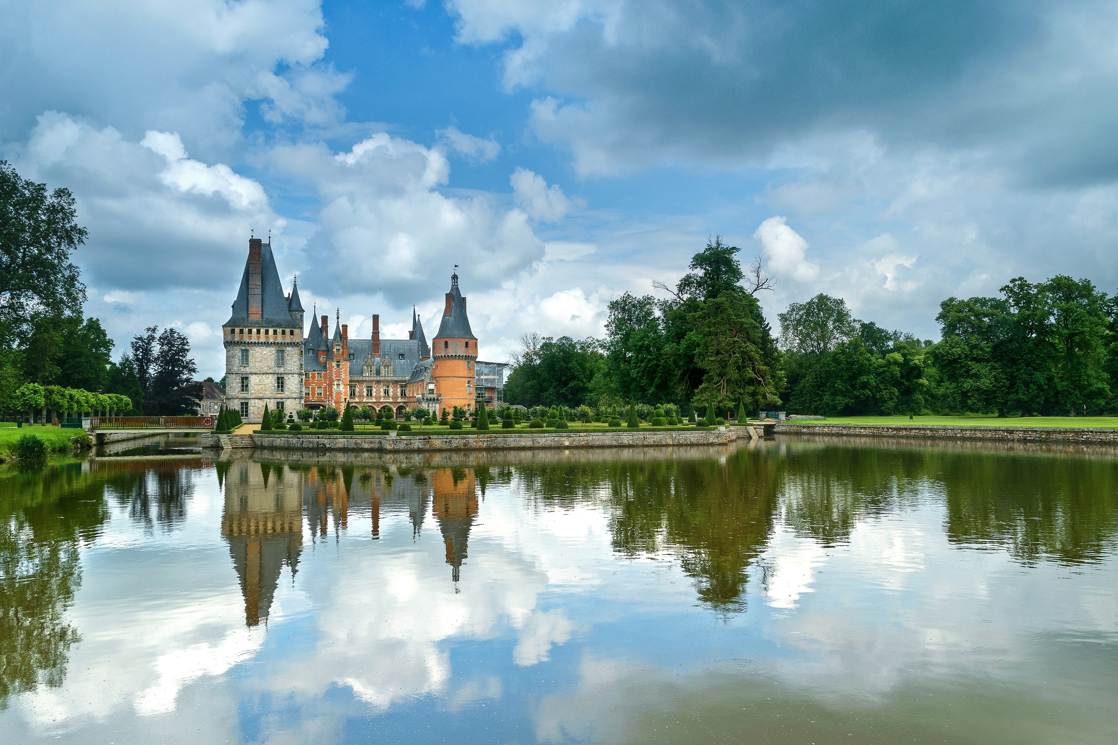 Chateau de Maintenon castle reflected in a pond in France HD Wallpaper