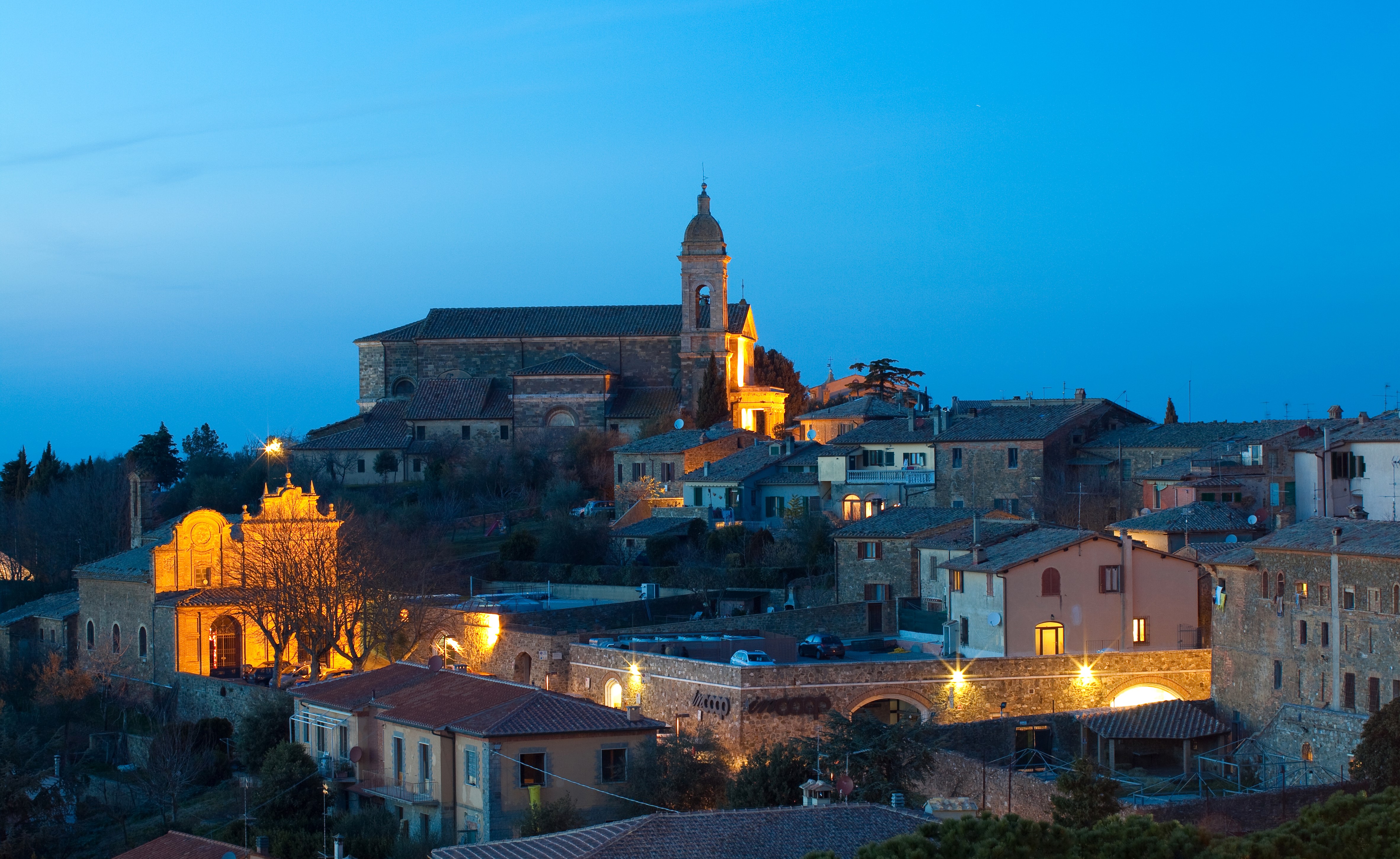 Montalcino, Italy at Night HD Wallpaper