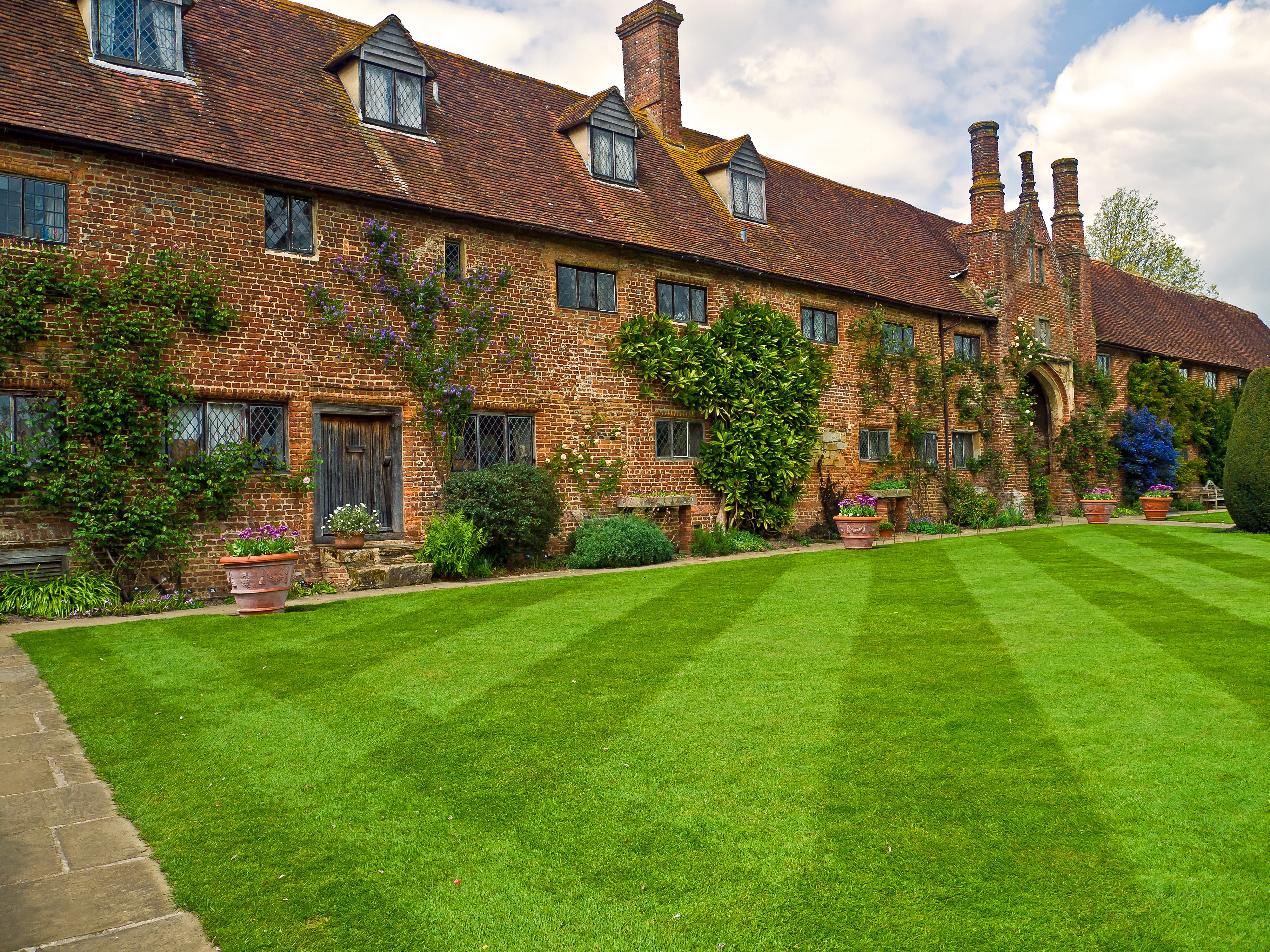 Sissinghurst Castle Kent, United Kingdom HD Wallpaper