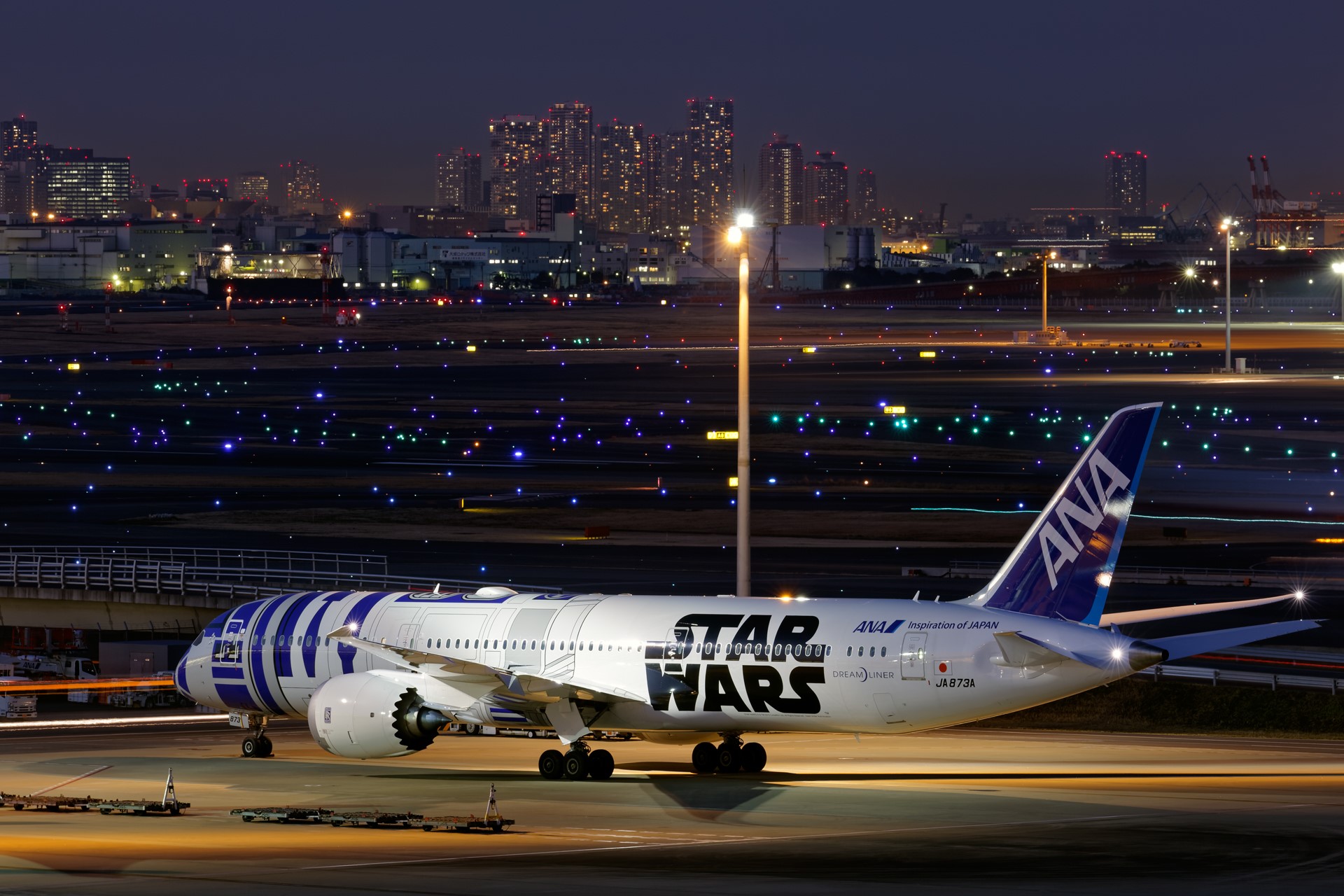 ANA Boeing 787-9 Star Wars R2-D2 Livery at Night HD Wallpaper