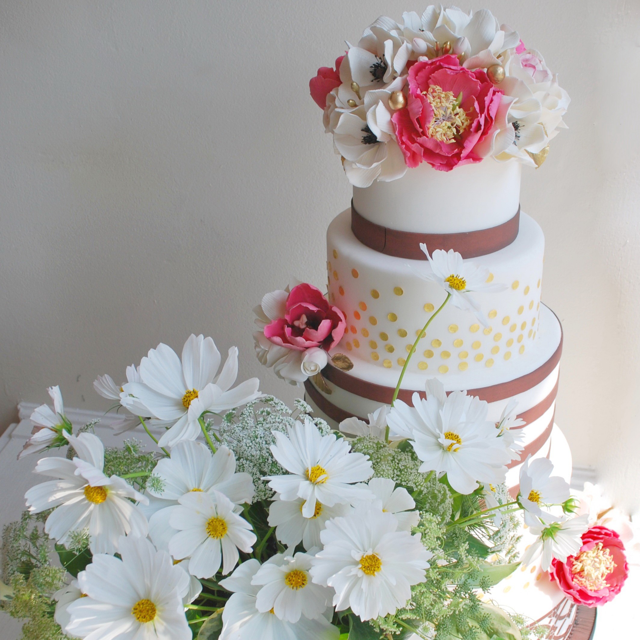 White tiered cake with gold polka dots and floral decorations HD Wallpaper