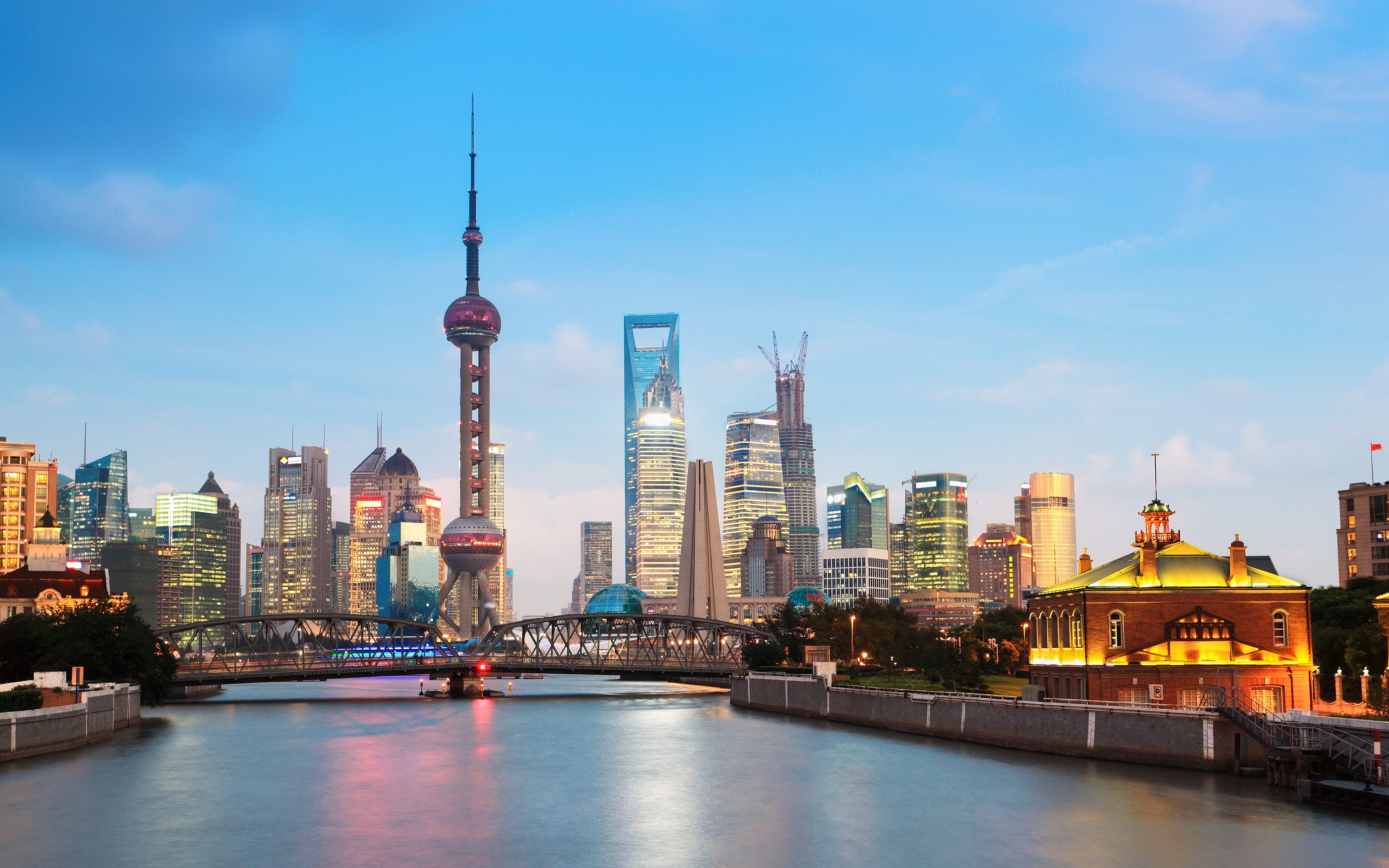 Shanghai skyline with Oriental Pearl Tower and bridge HD Wallpaper