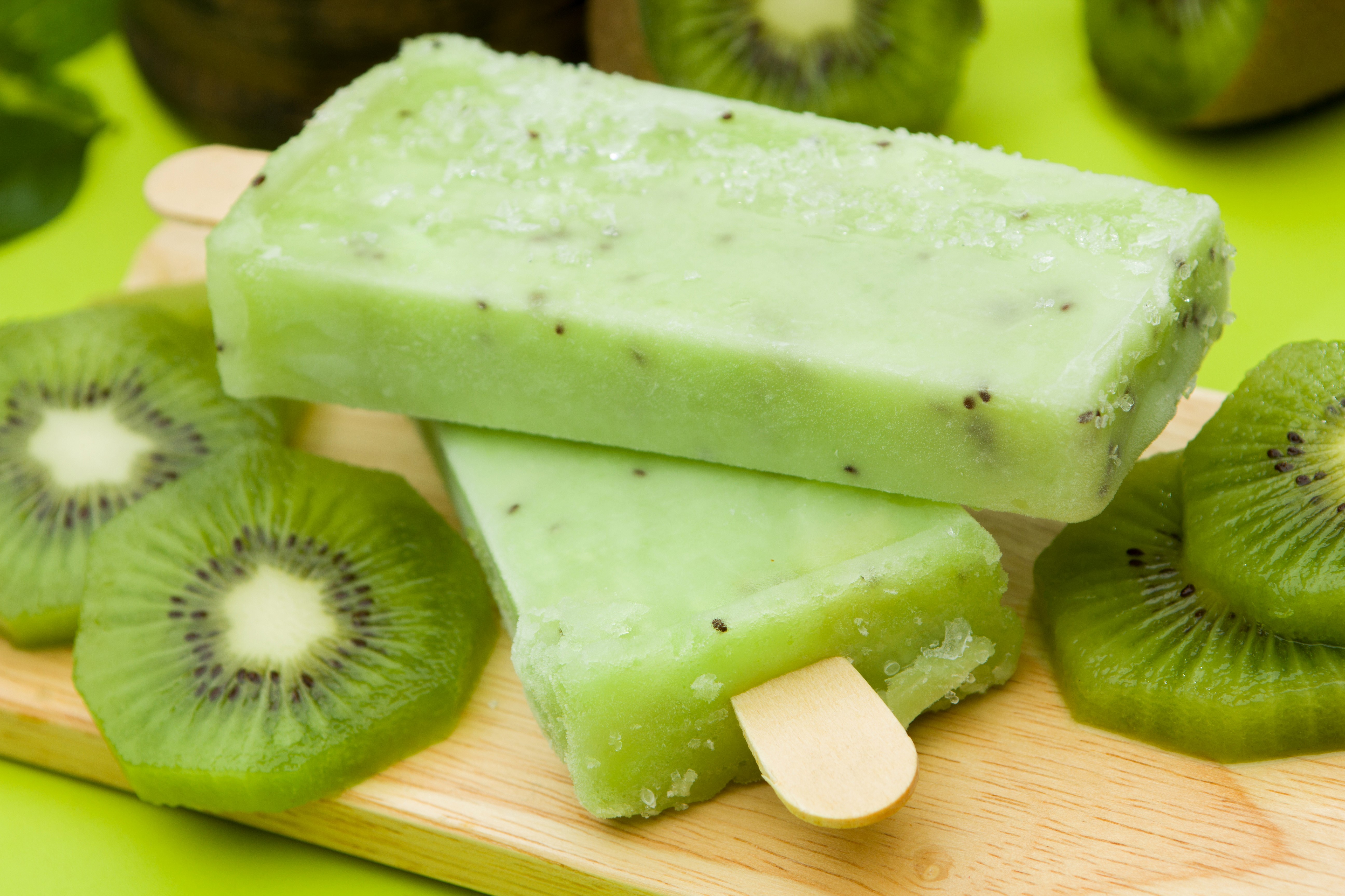 Two kiwi ice pops with kiwi slices HD Wallpaper