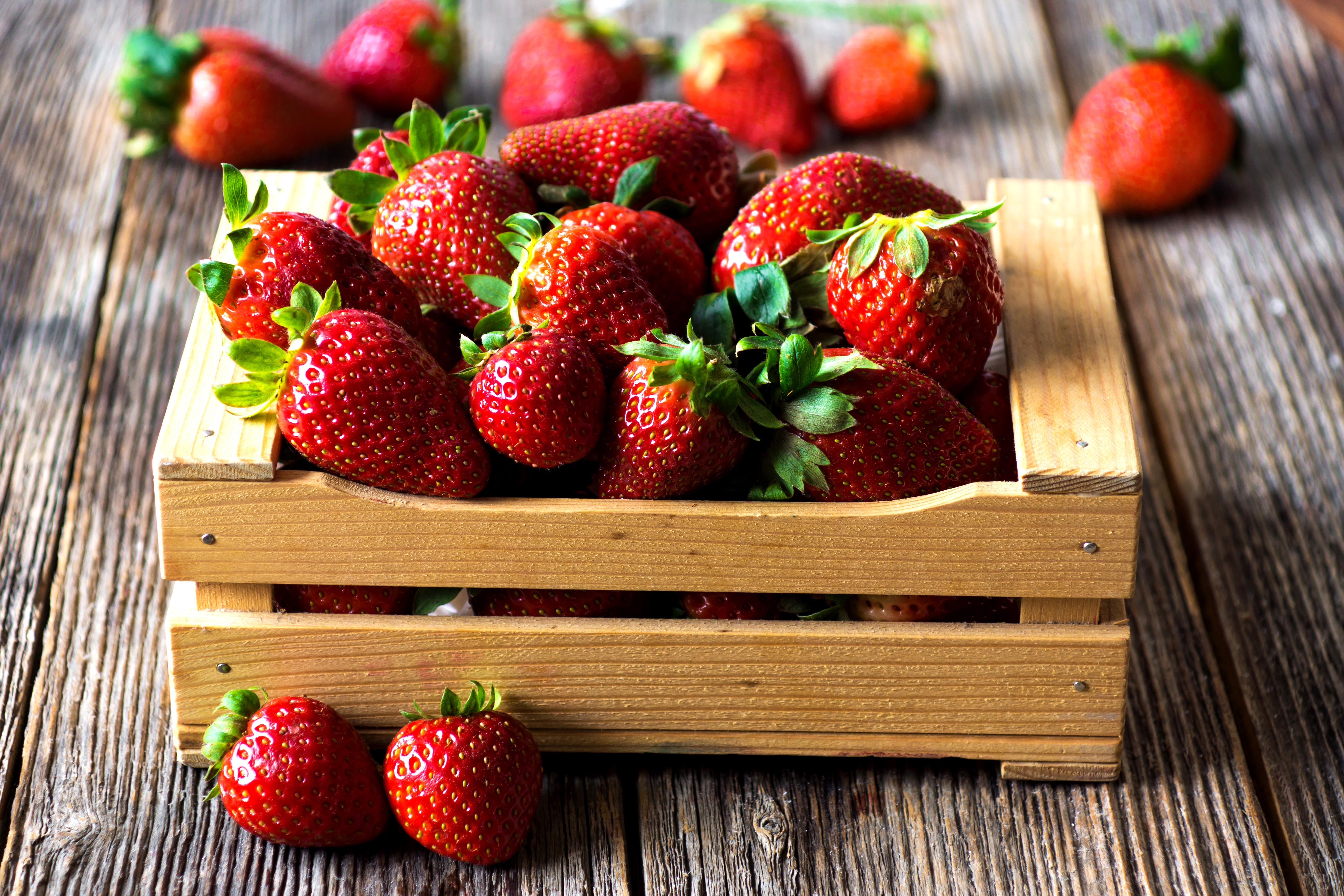Strawberries in a wooden crate HD Wallpaper