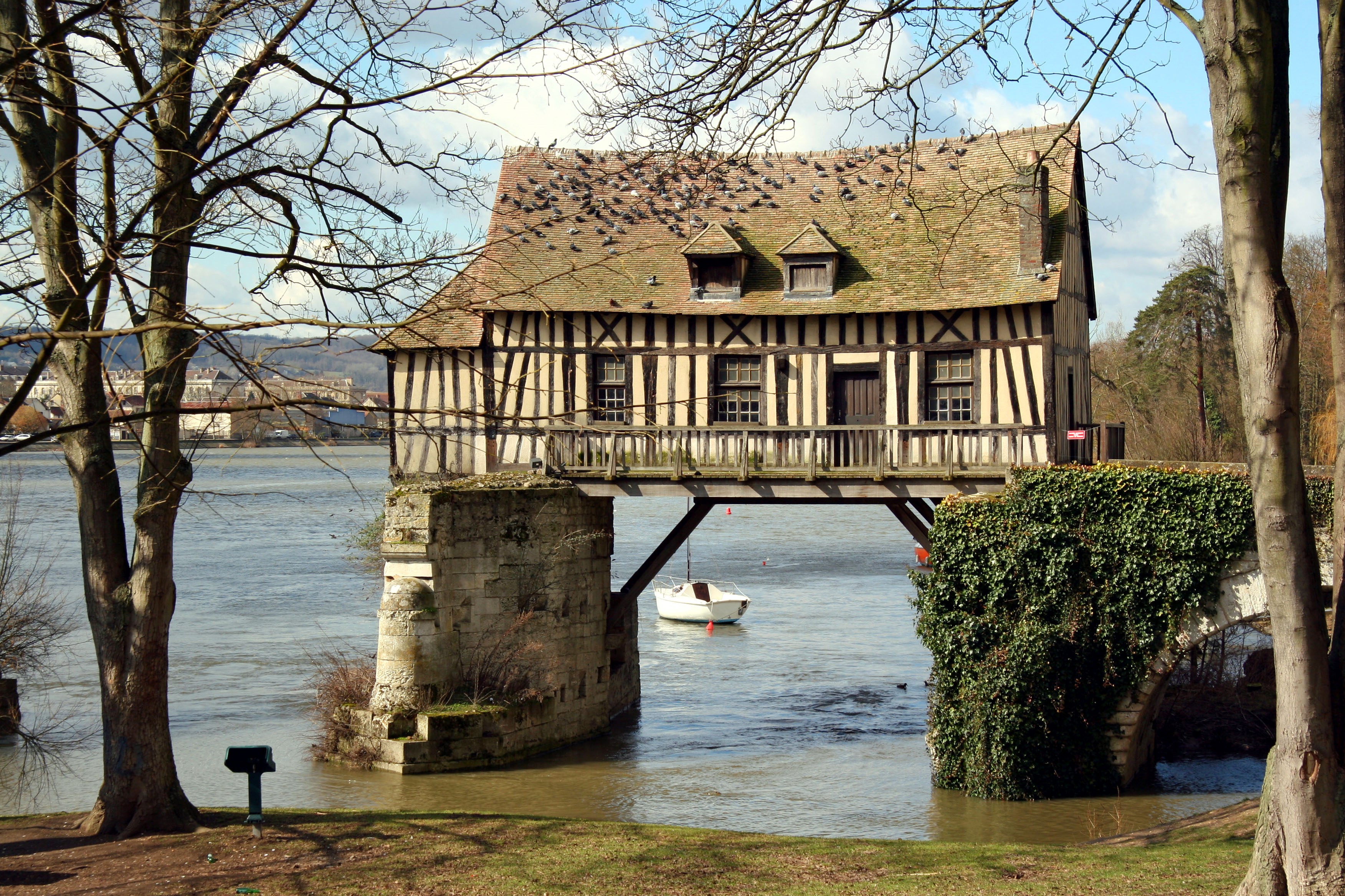 Half-timbered house over a river in Vernon, France HD Wallpaper