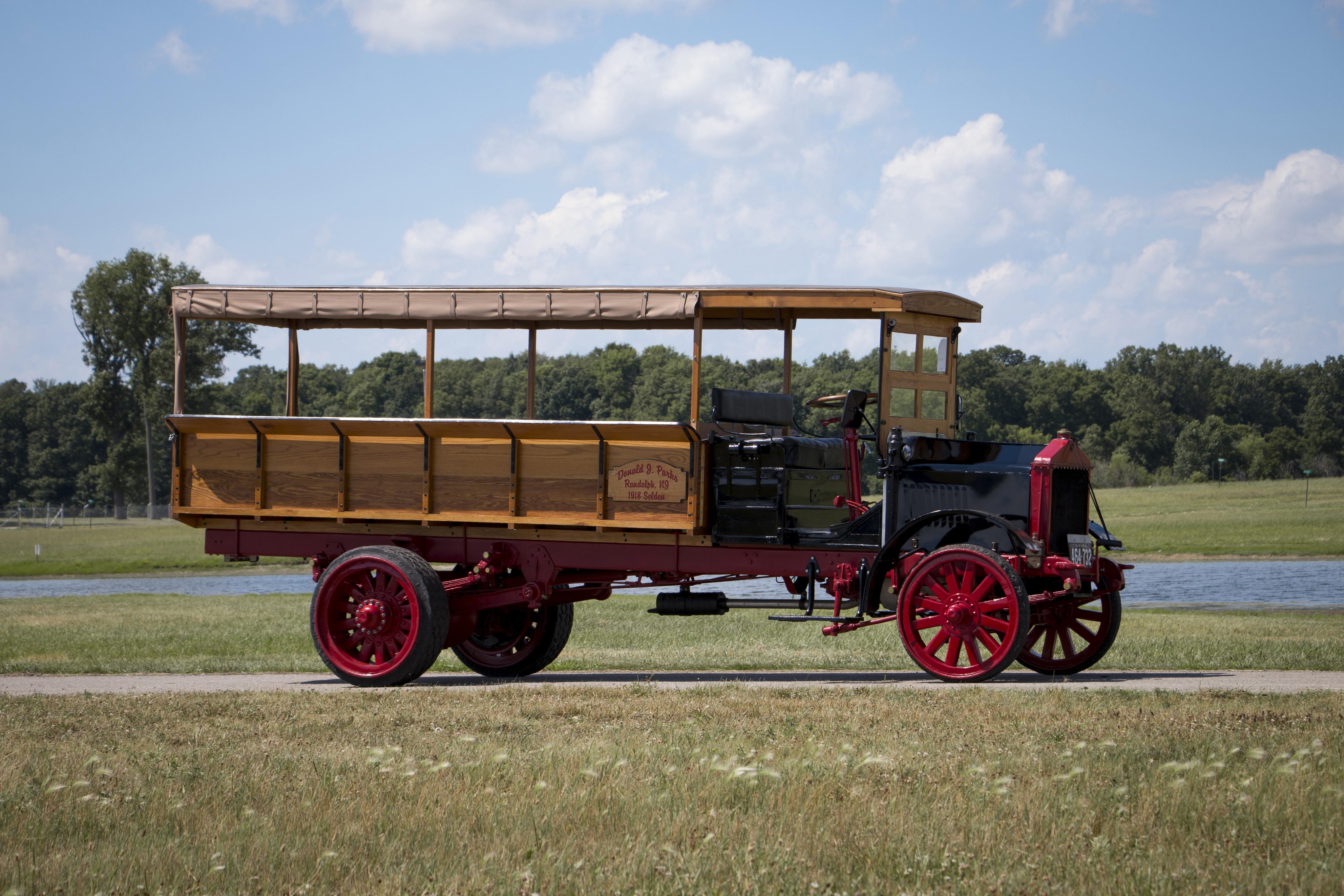 1918 Selden Canopied Express Truck HD Wallpaper