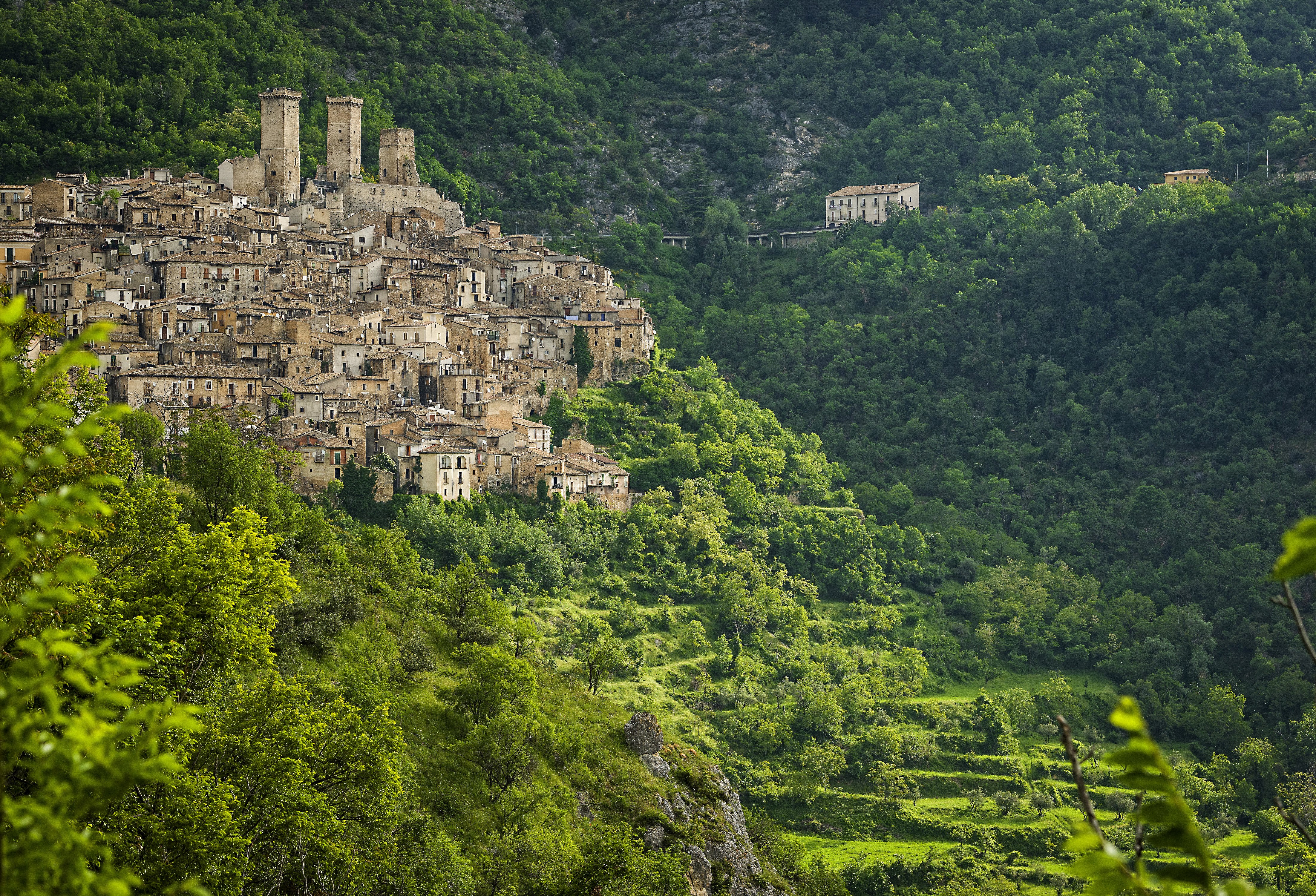 Pacentro, Italy: Medieval Village on a Hillside HD Wallpaper
