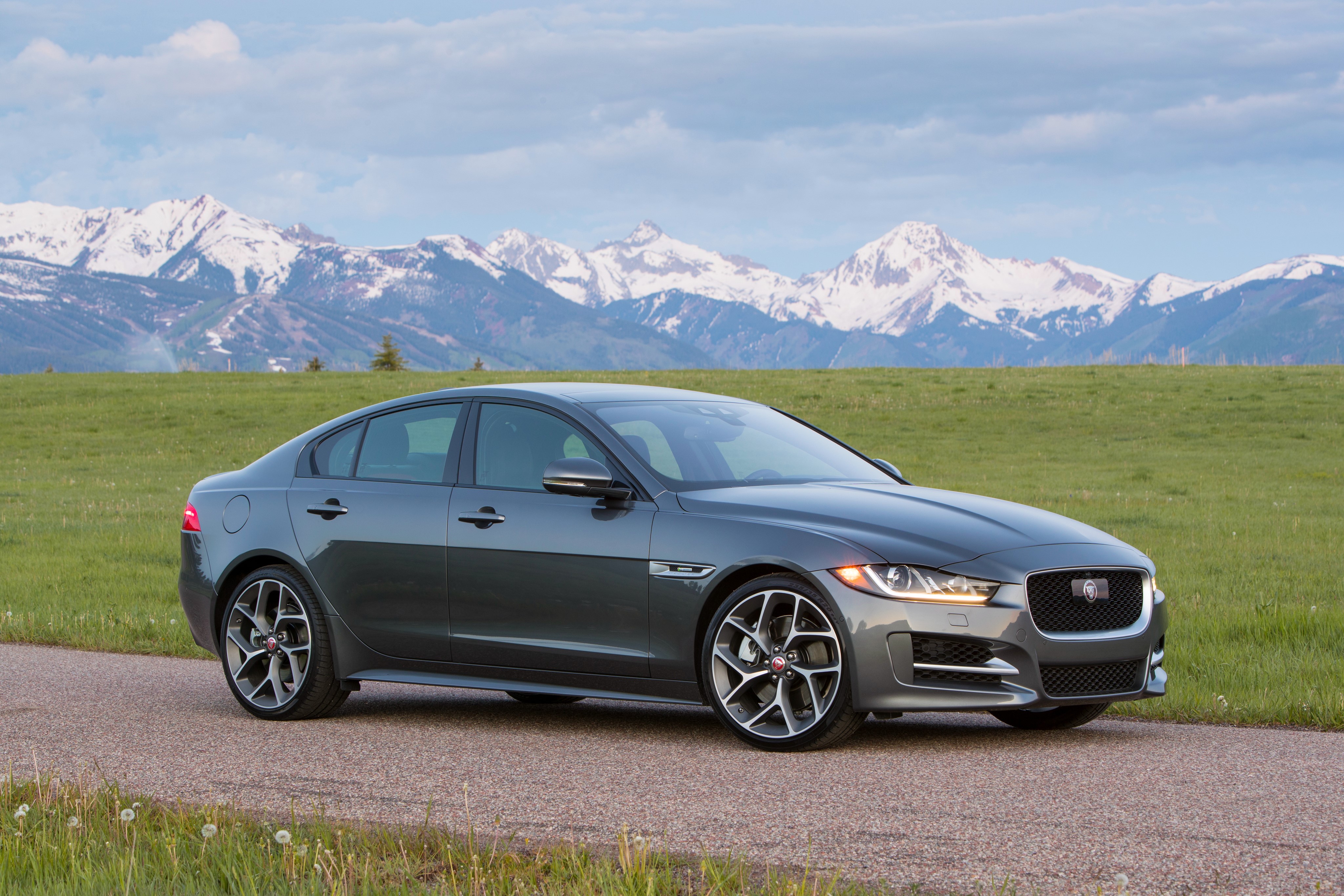 2017 Jaguar XE 35t R-Sport Sedan HD Wallpaper