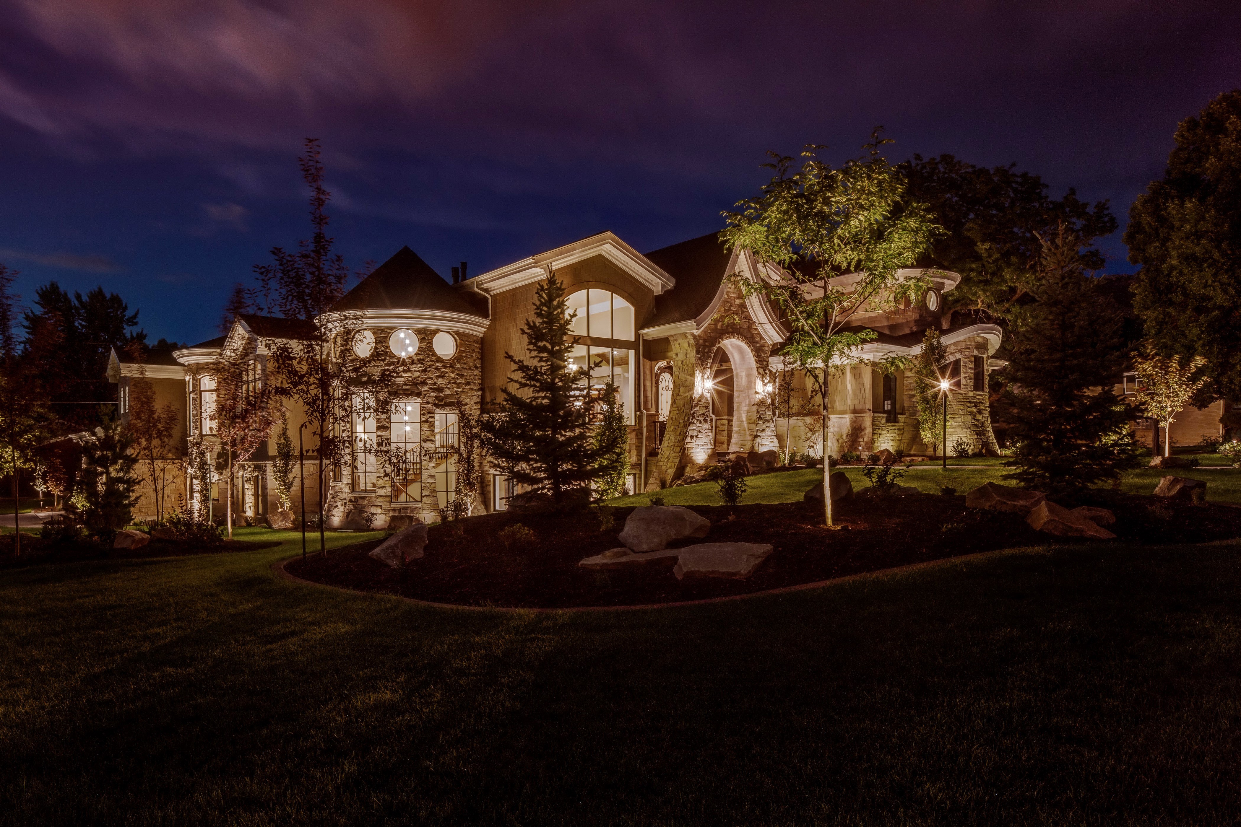 Mansion in Salt Lake City, Utah at Night HD Wallpaper