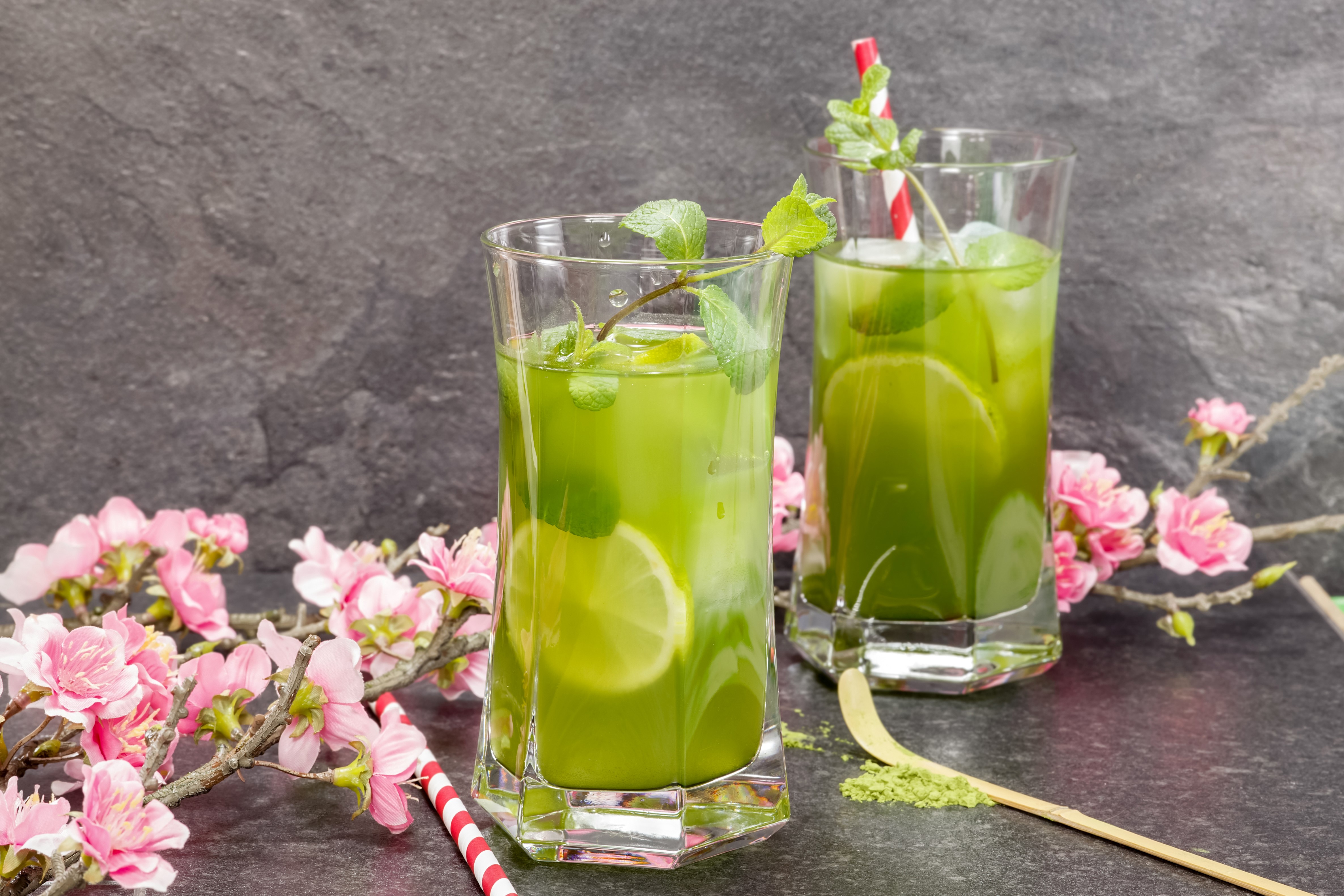 Two matcha drinks with lime and mint HD Wallpaper