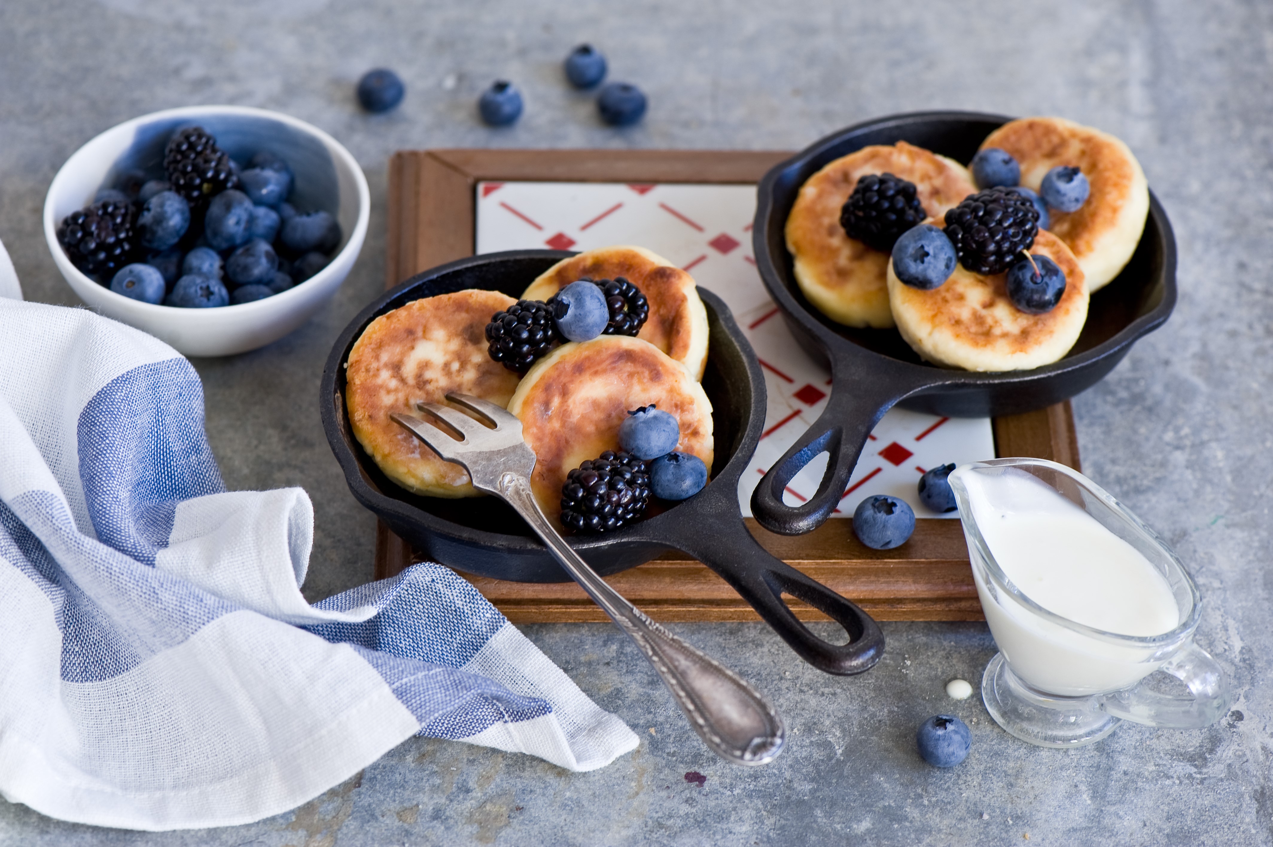Cheesecakes with blueberries and blackberries HD Wallpaper