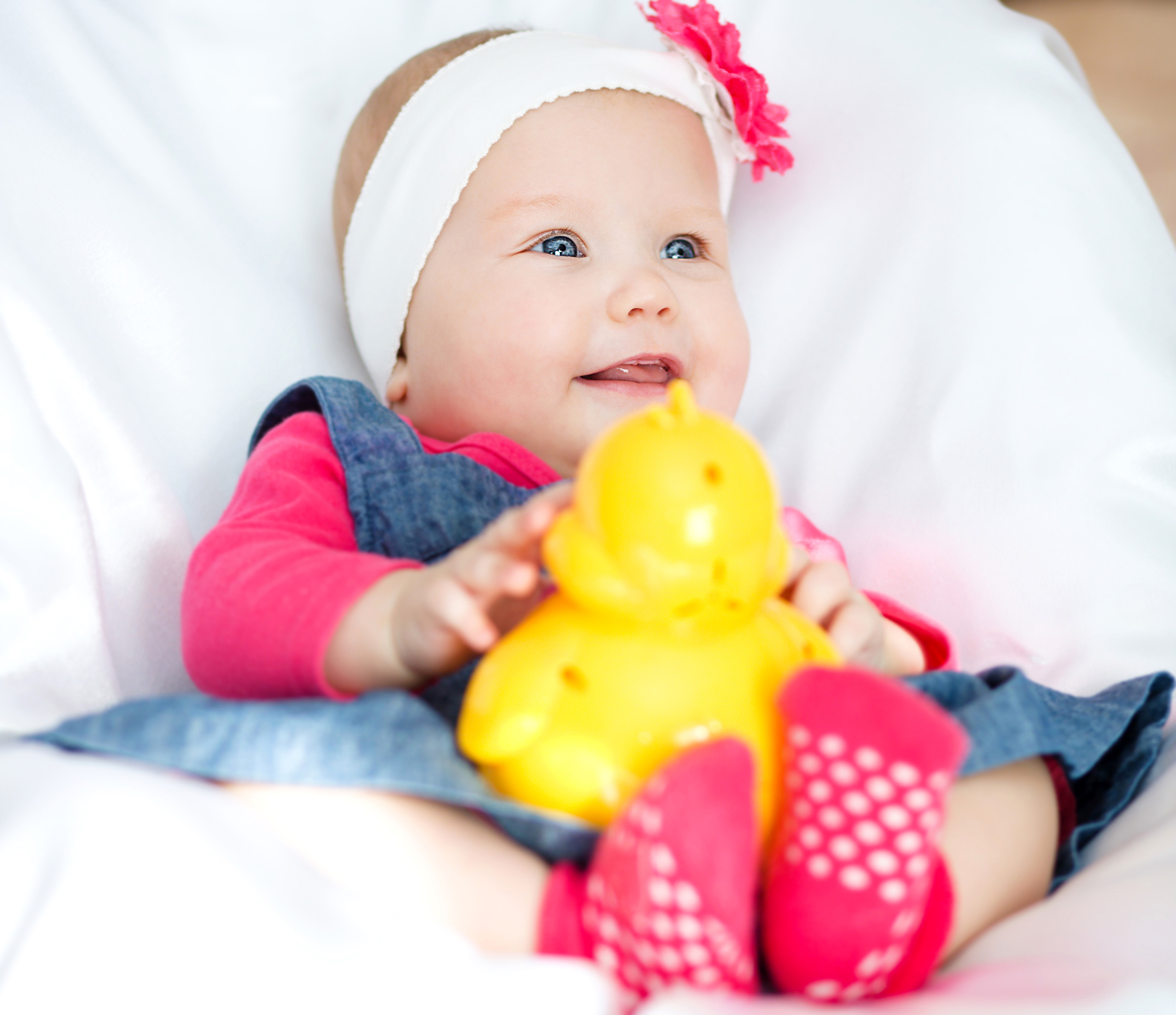 Baby girl with toy HD Wallpaper