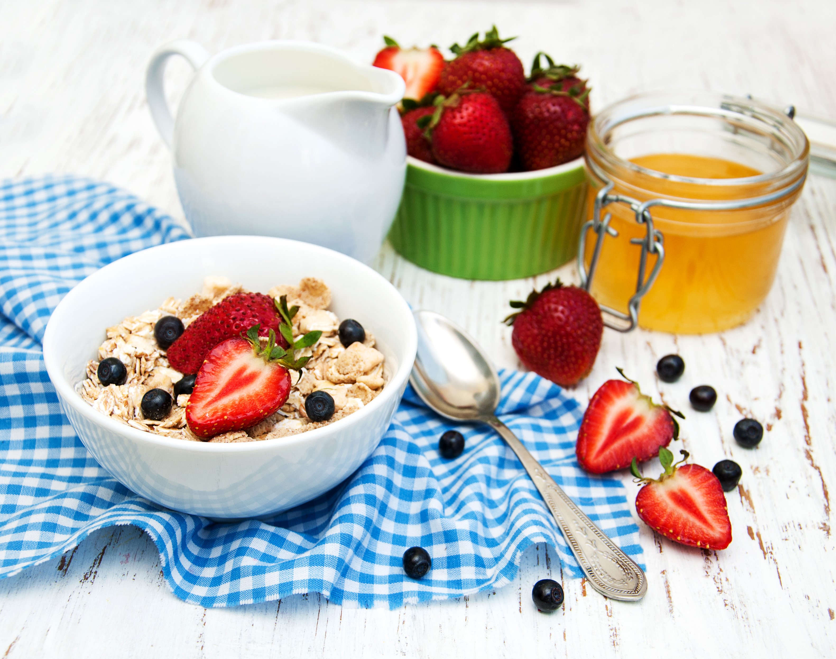 Still-life of muesli with strawberries, blueberries, and honey HD Wallpaper