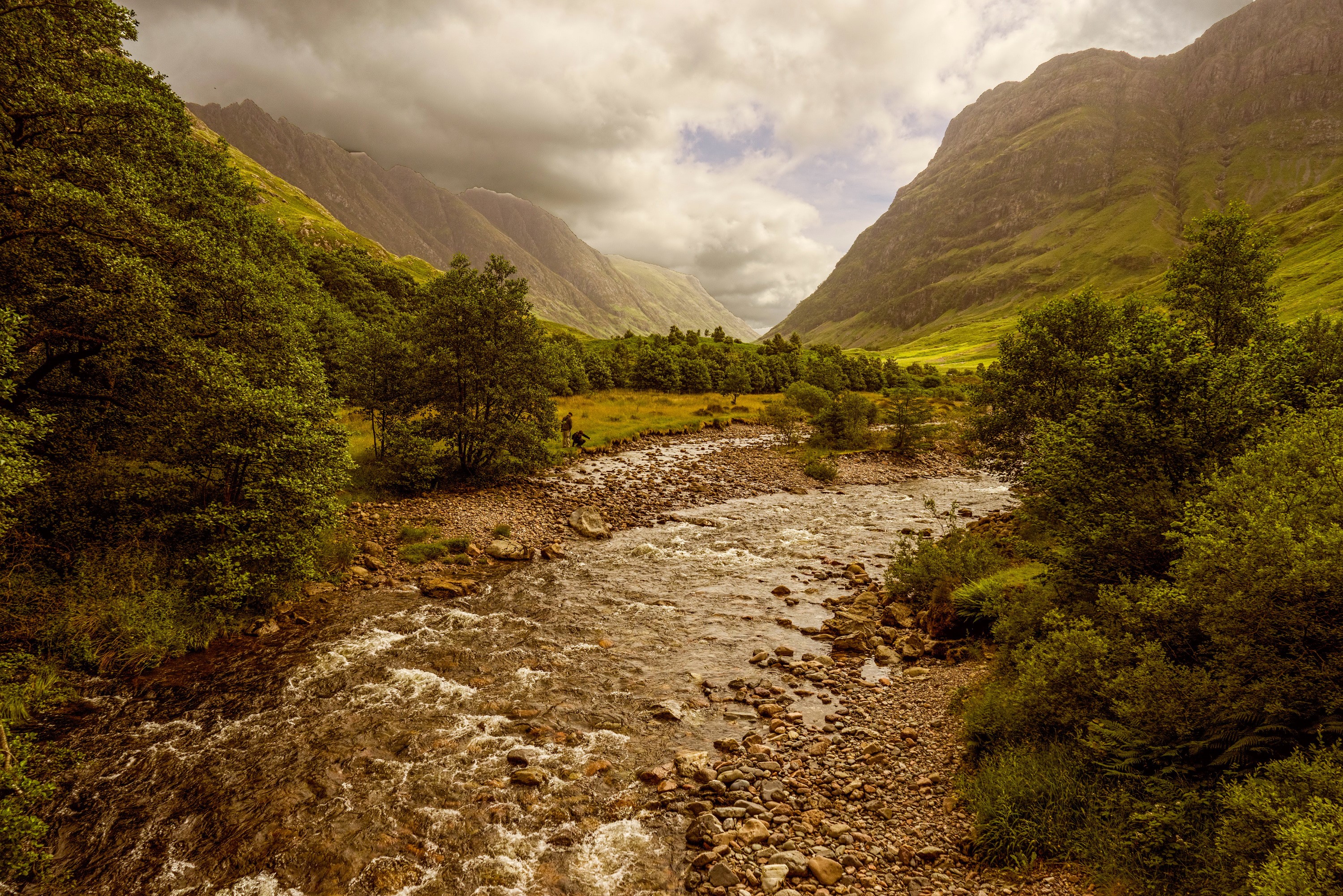River flowing through a valley in Scotland with mountains HD Wallpaper