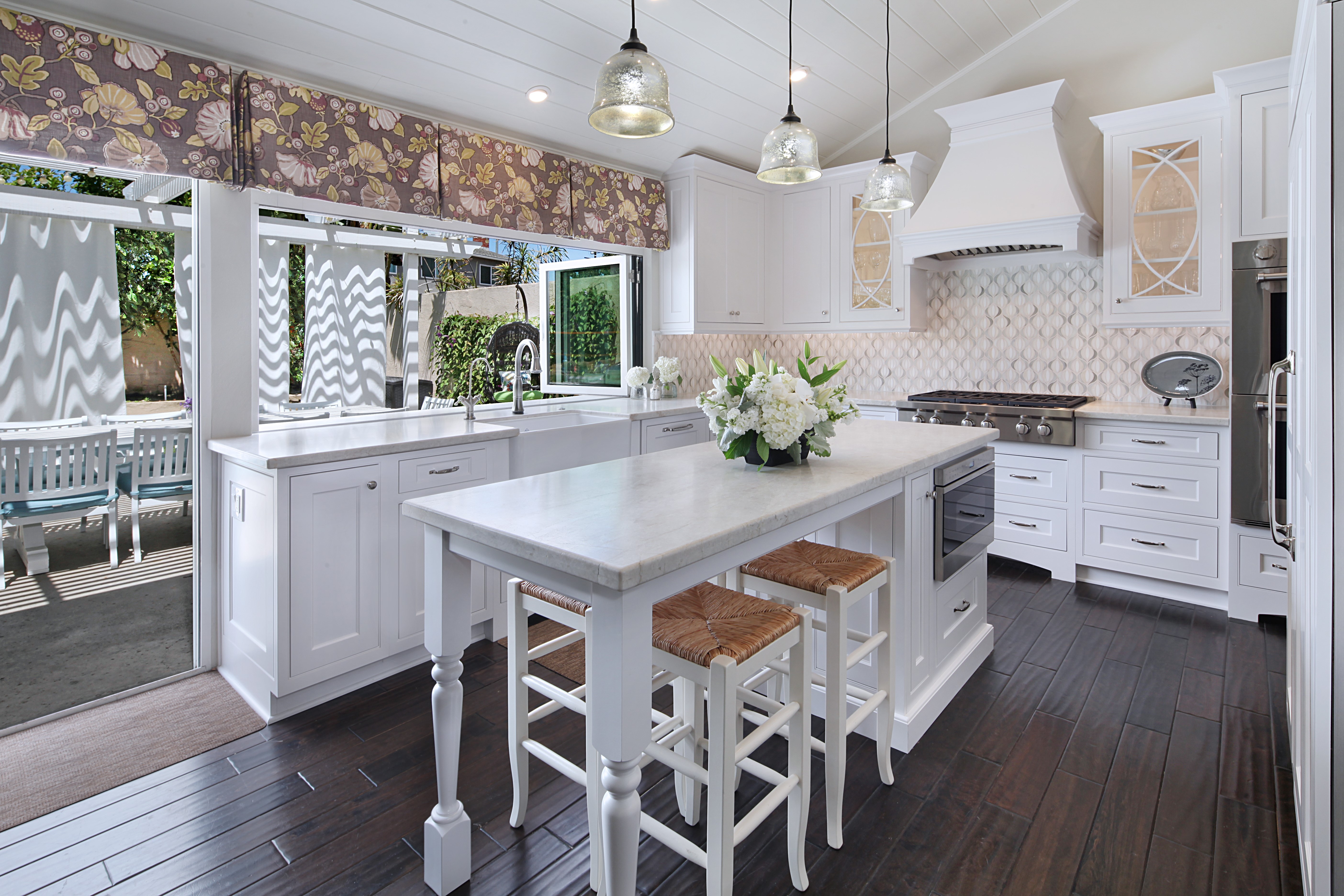 Kitchen with island and dining area HD Wallpaper
