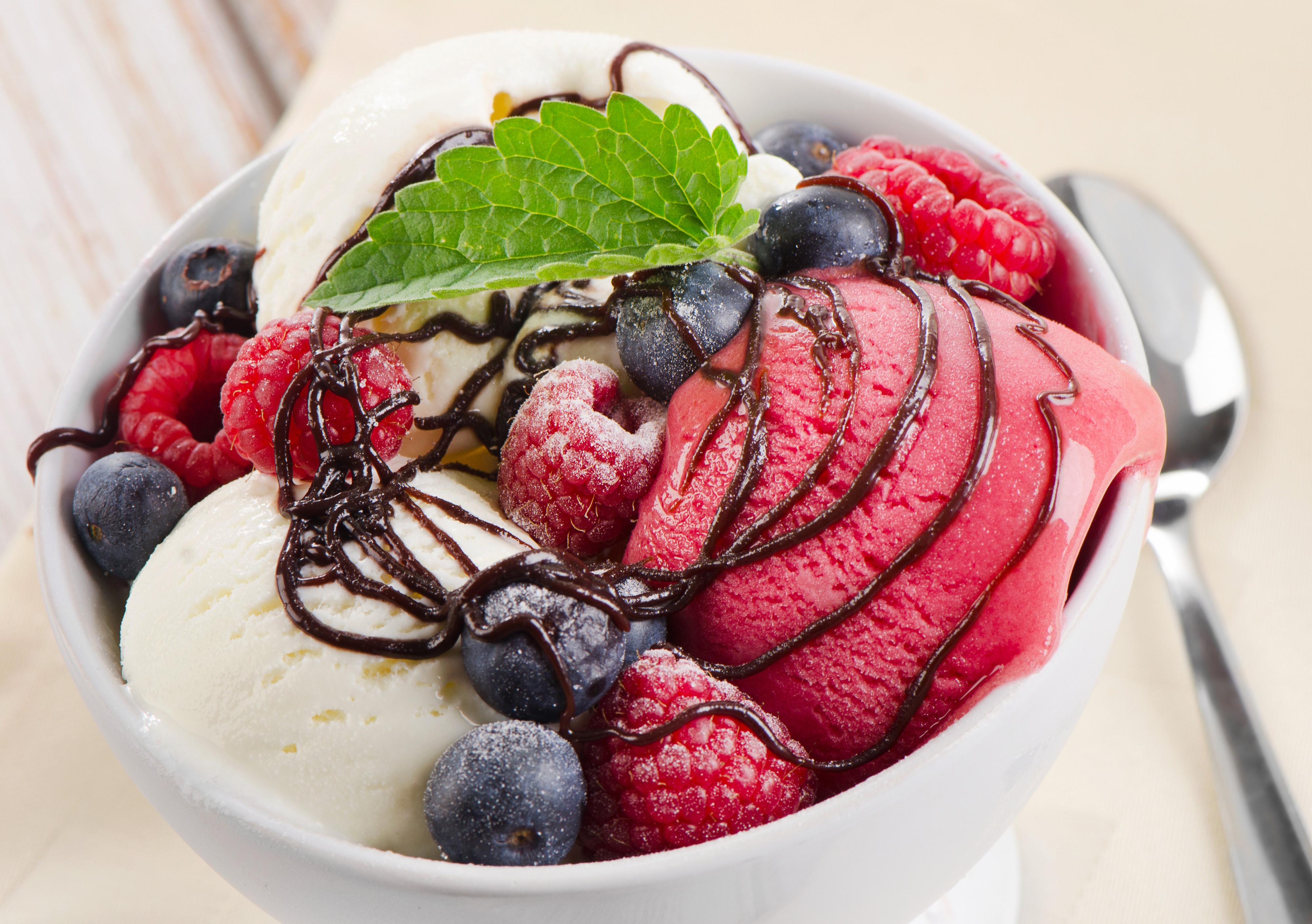 Ice cream with berries and chocolate sauce HD Wallpaper