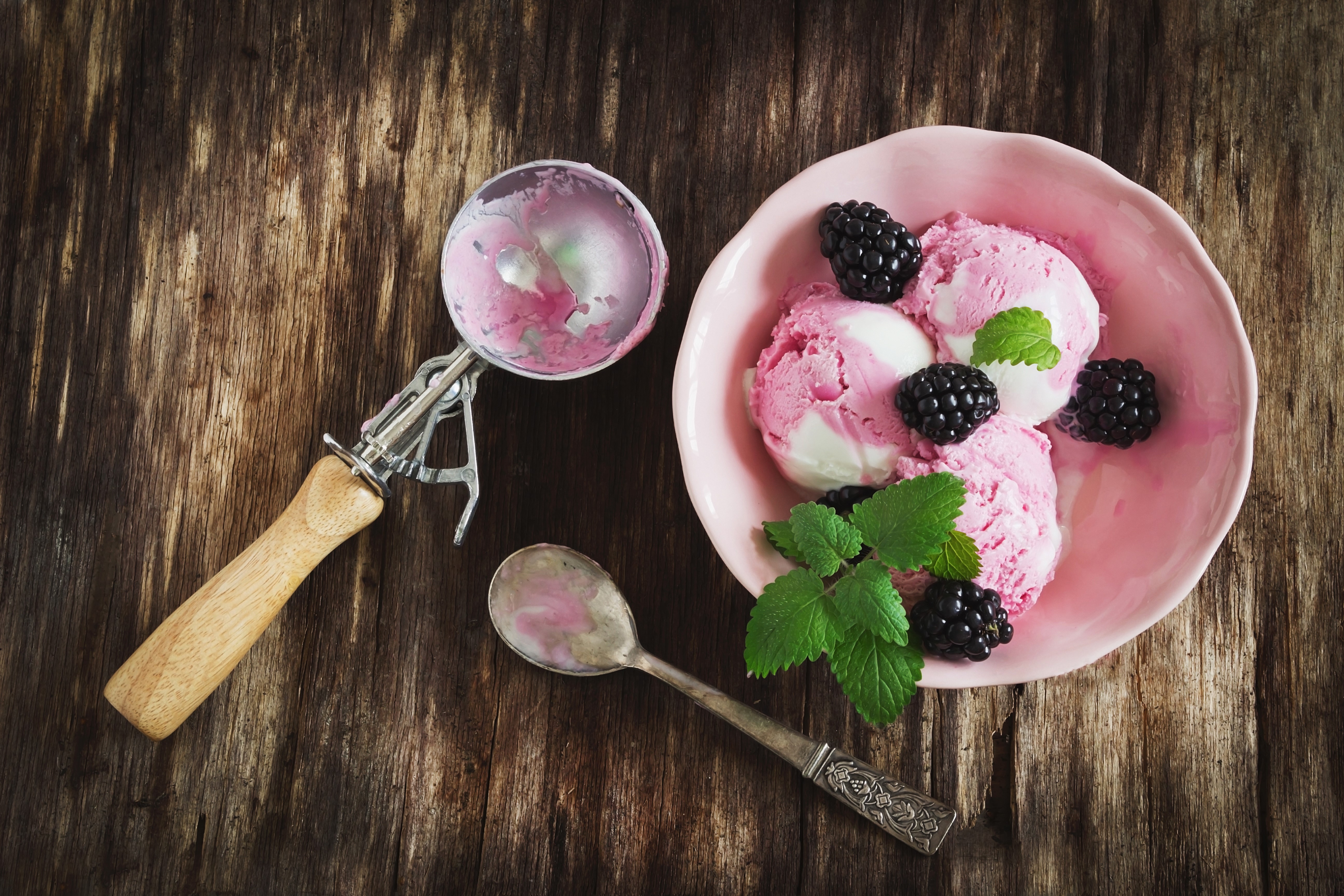 Ice cream with blackberries and mint HD Wallpaper
