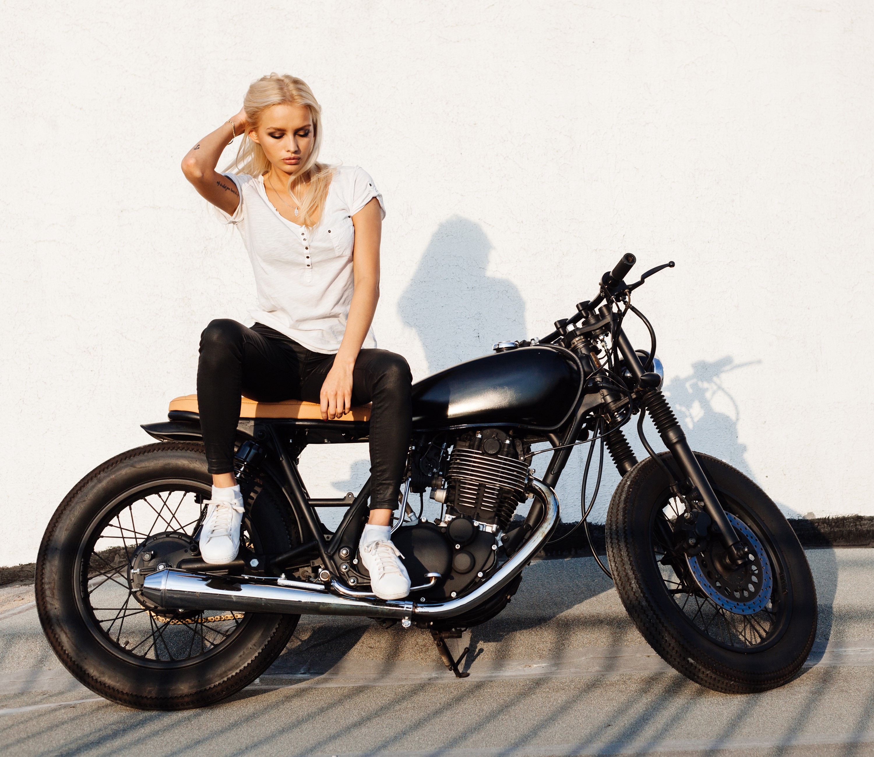 Blonde woman sitting on a cafe racer motorcycle HD Wallpaper
