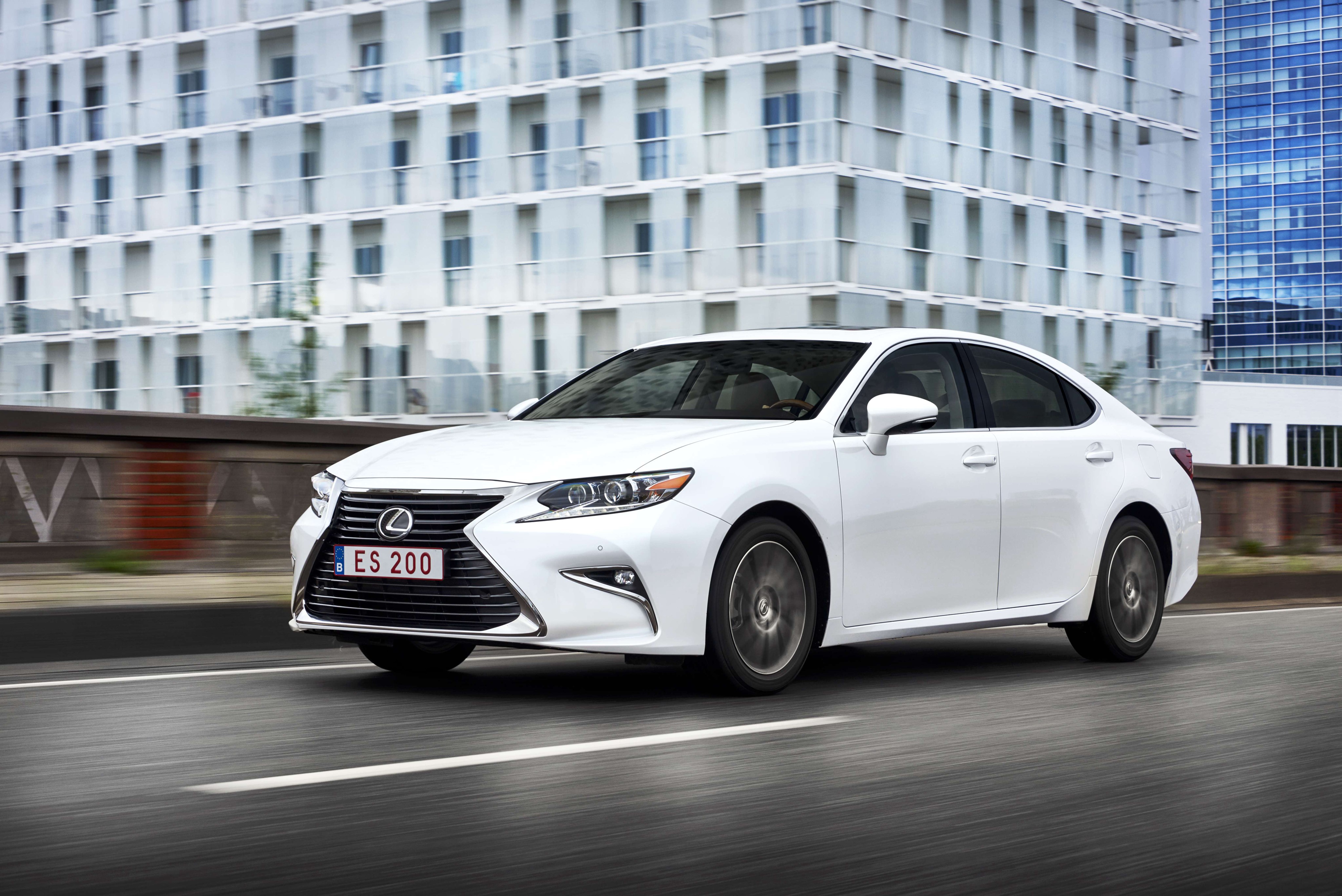 White Lexus ES 200 in Motion HD Wallpaper